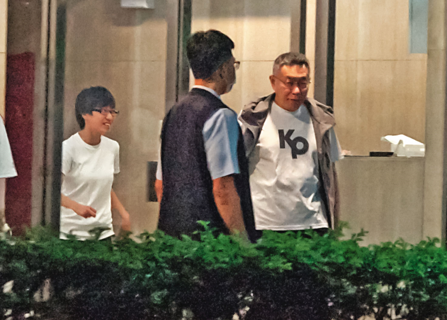 本刊直擊，柯文哲（右）密會永豐銀前總經理張晉源約1小時，後由許芷瑜（左）陪同下樓。