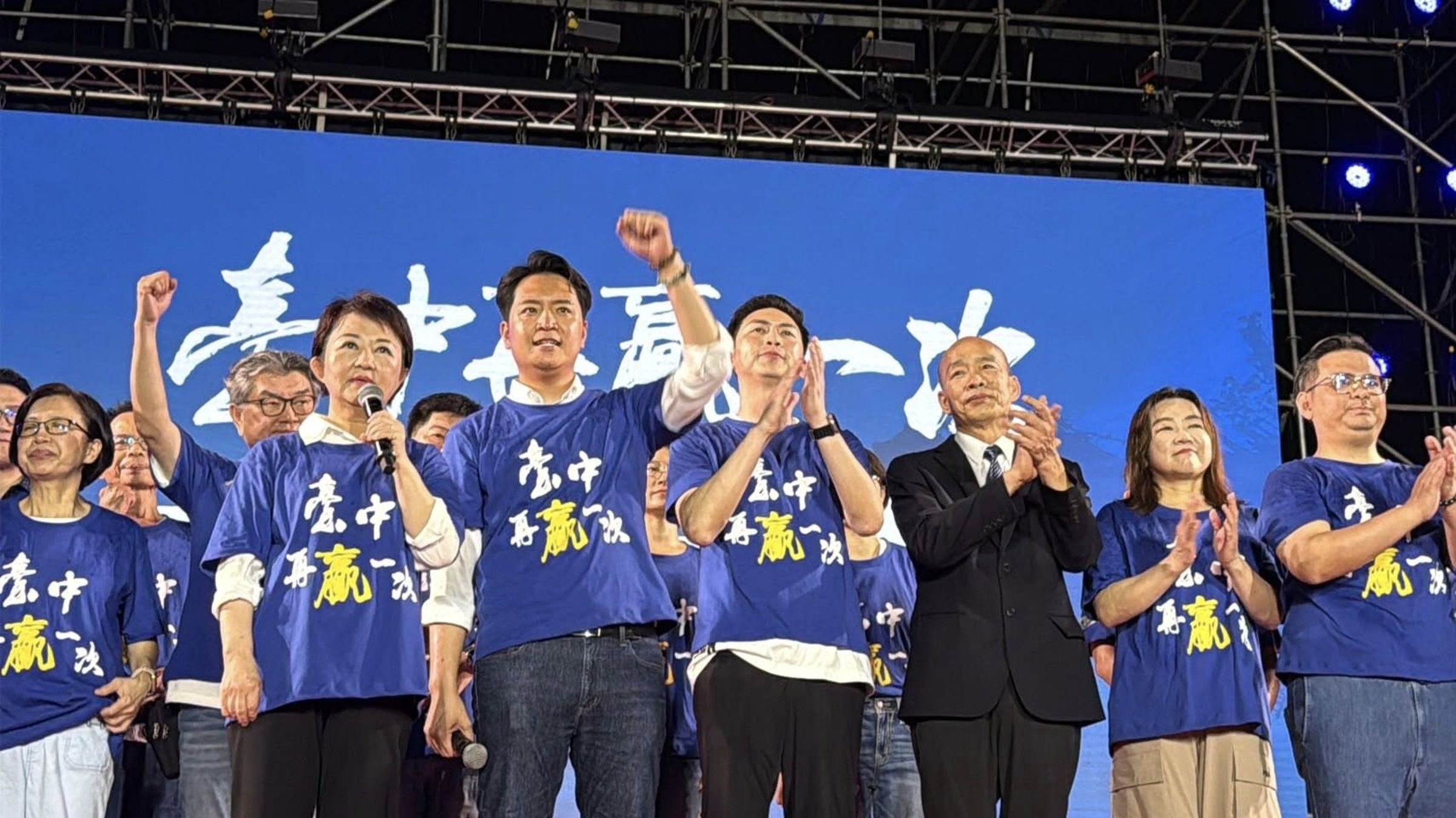韓國瑜、盧秀燕等人為遭罷免的「盧媽三子」造勢。(翻攝自羅廷瑋臉書)