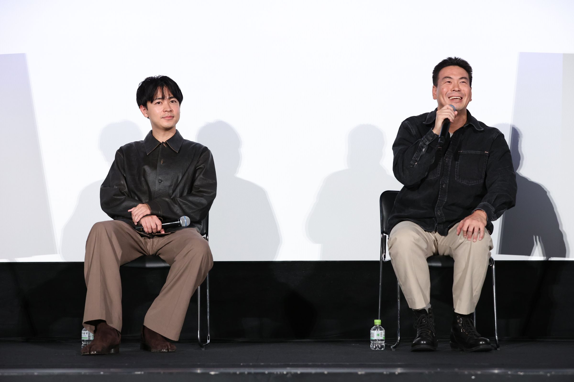成田凌(左)與《雨中的慾情》編導片山慎三一起出席東京國際影展映後活動,親自回答影迷問題。(東京國際影展提供)