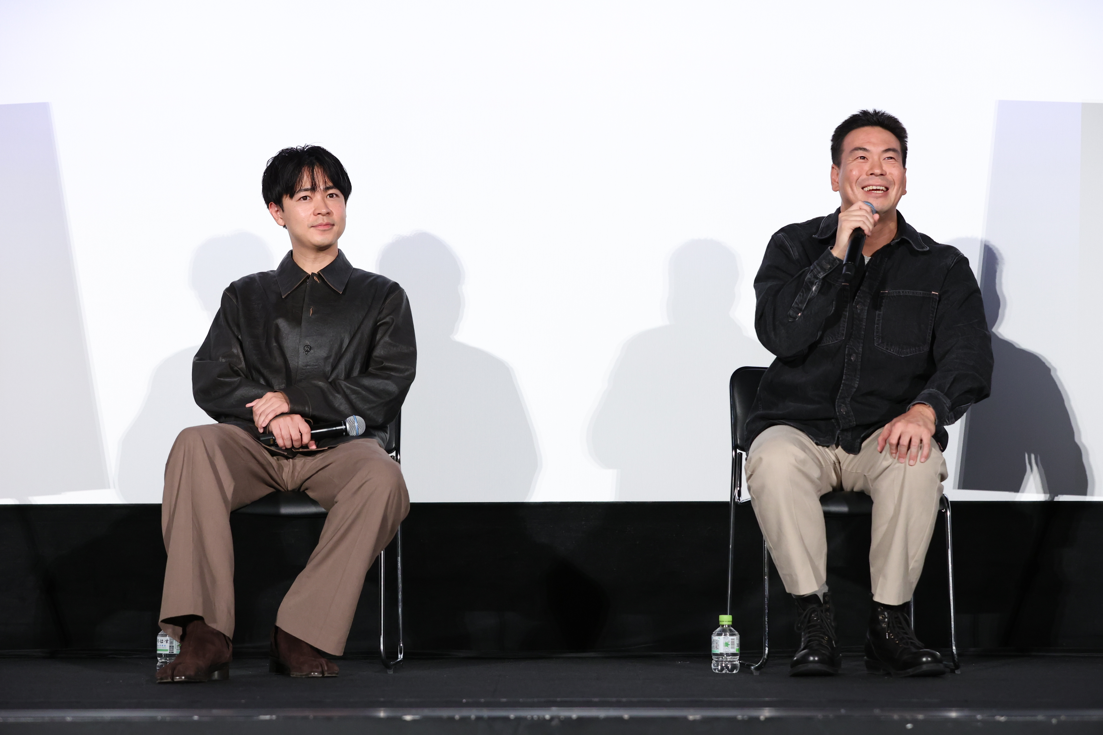 成田凌(左)與《雨中的慾情》編導片山慎三一起出席東京國際影展映後活動,親自回答影迷問題。(東京國際影展提供)