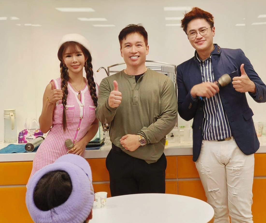 網紅歌手高萱辦星夢原「奉茶」會，和董事長樓一飛合影，右為主持人蜻蜓哥哥。（陳孝志提供）