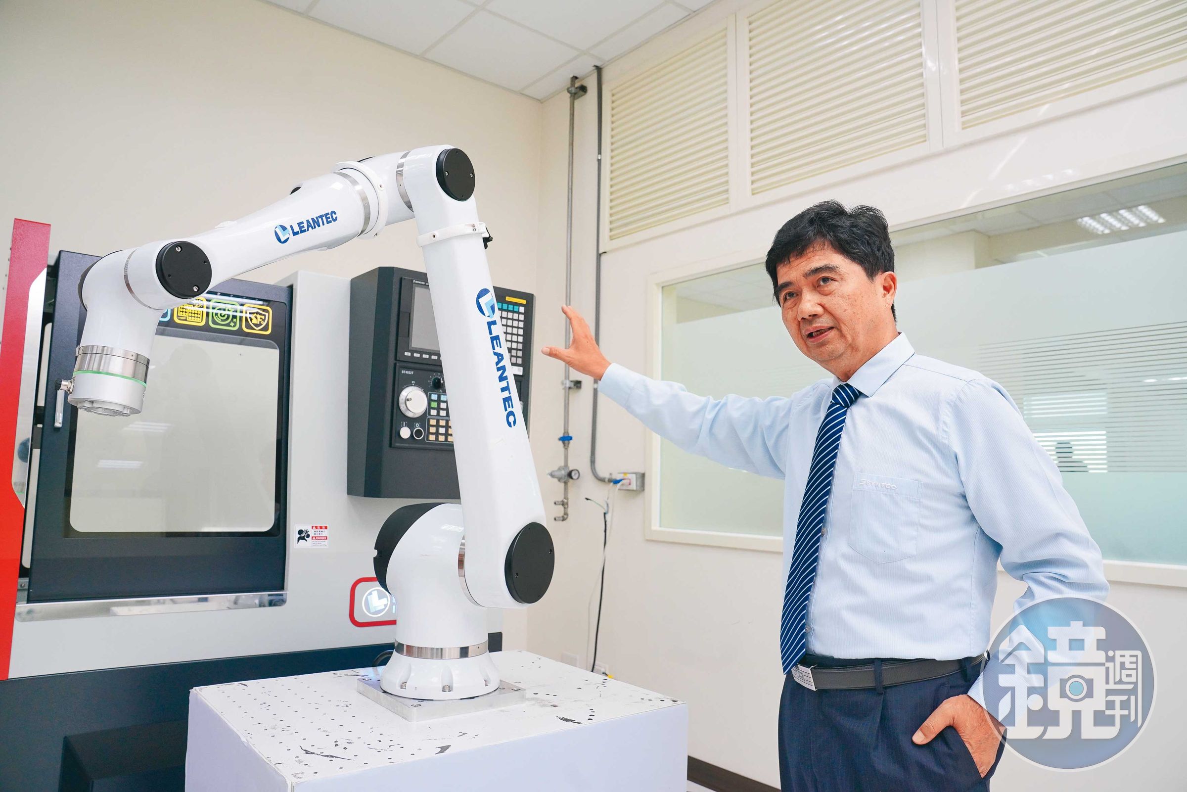 鎖定智慧機器人市場,新代科技整合集團資源,將自家機械手臂內建於工具機台,統一由工具機控制器操作。(圖為新代董事長暨總經理蔡尤鏗)。