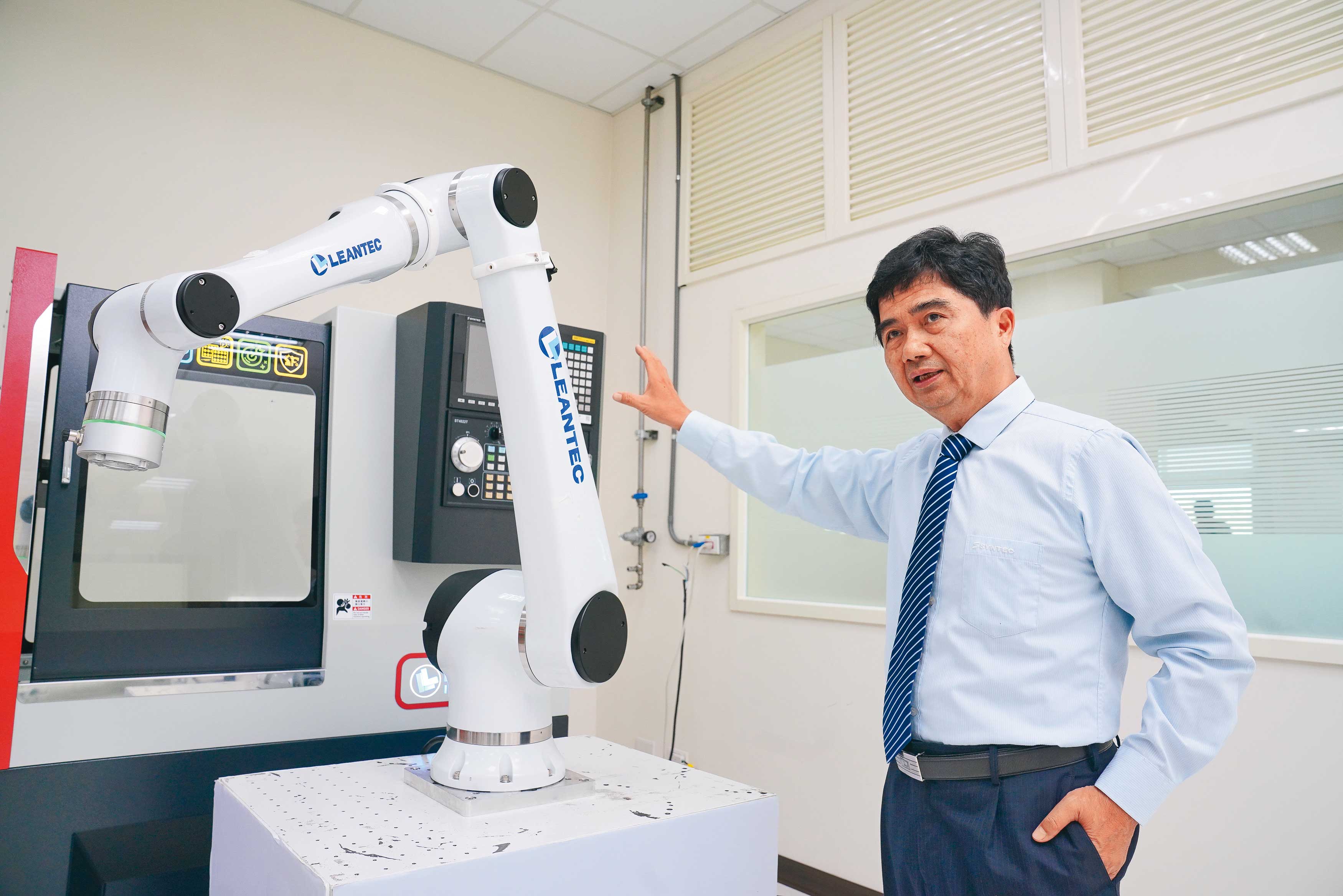 鎖定智慧機器人市場,新代科技整合集團資源,將自家機械手臂內建於工具機台,統一由工具機控制器操作。