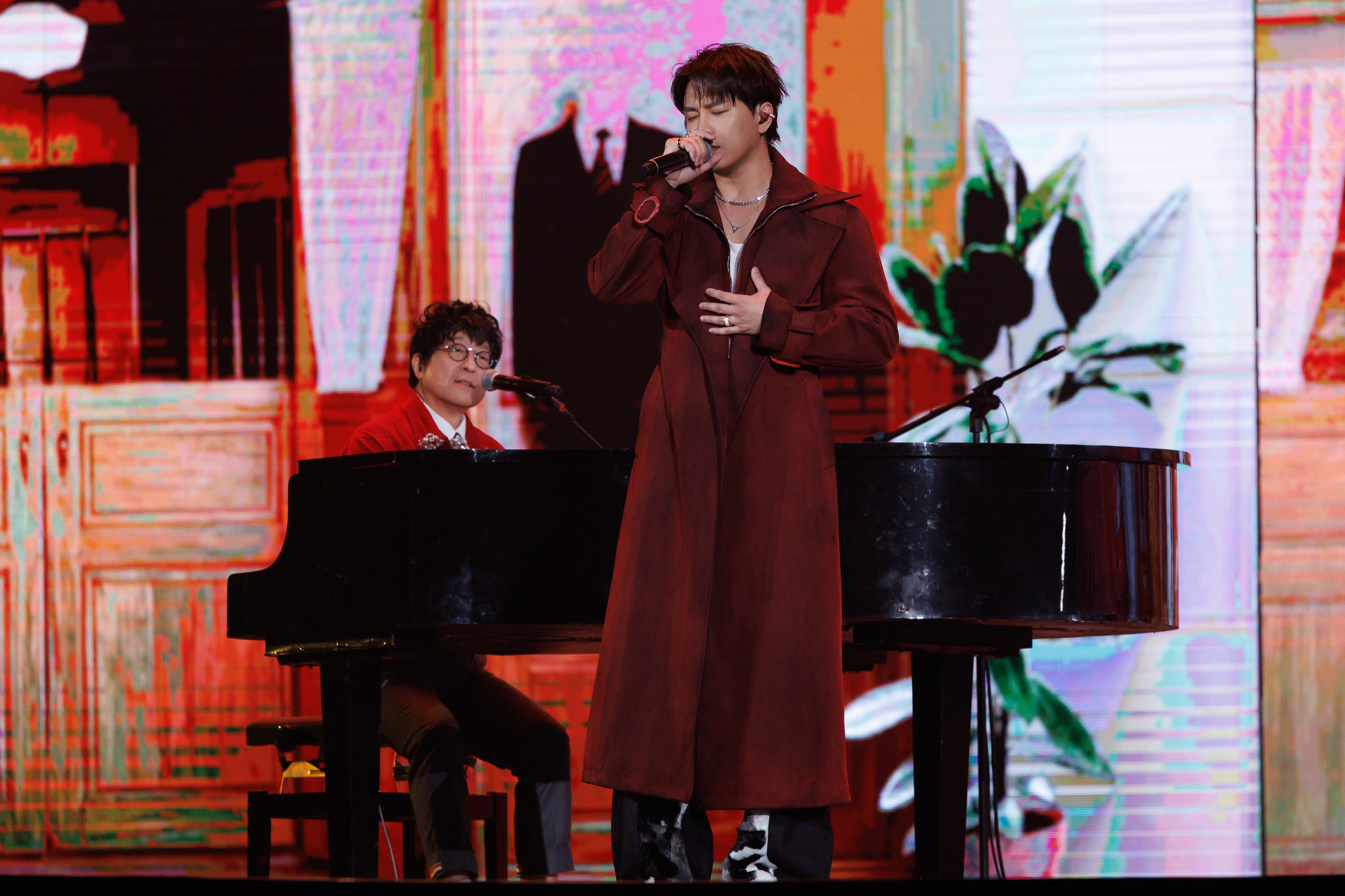 相信音樂回應阿弟接演《寶島西米樂》是早就定下的檔期，他在台視超級巨星紅白藝能大賞演唱主題曲。（相信音樂提供）
