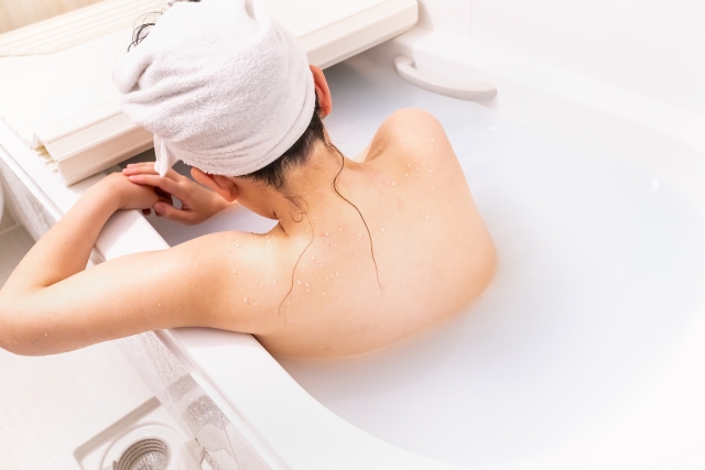 女網友分享自己與男友一起洗澡的經驗，一想到男友進浴室後先洗碗的舉動，就讓她笑死。（示意圖，photoAC）