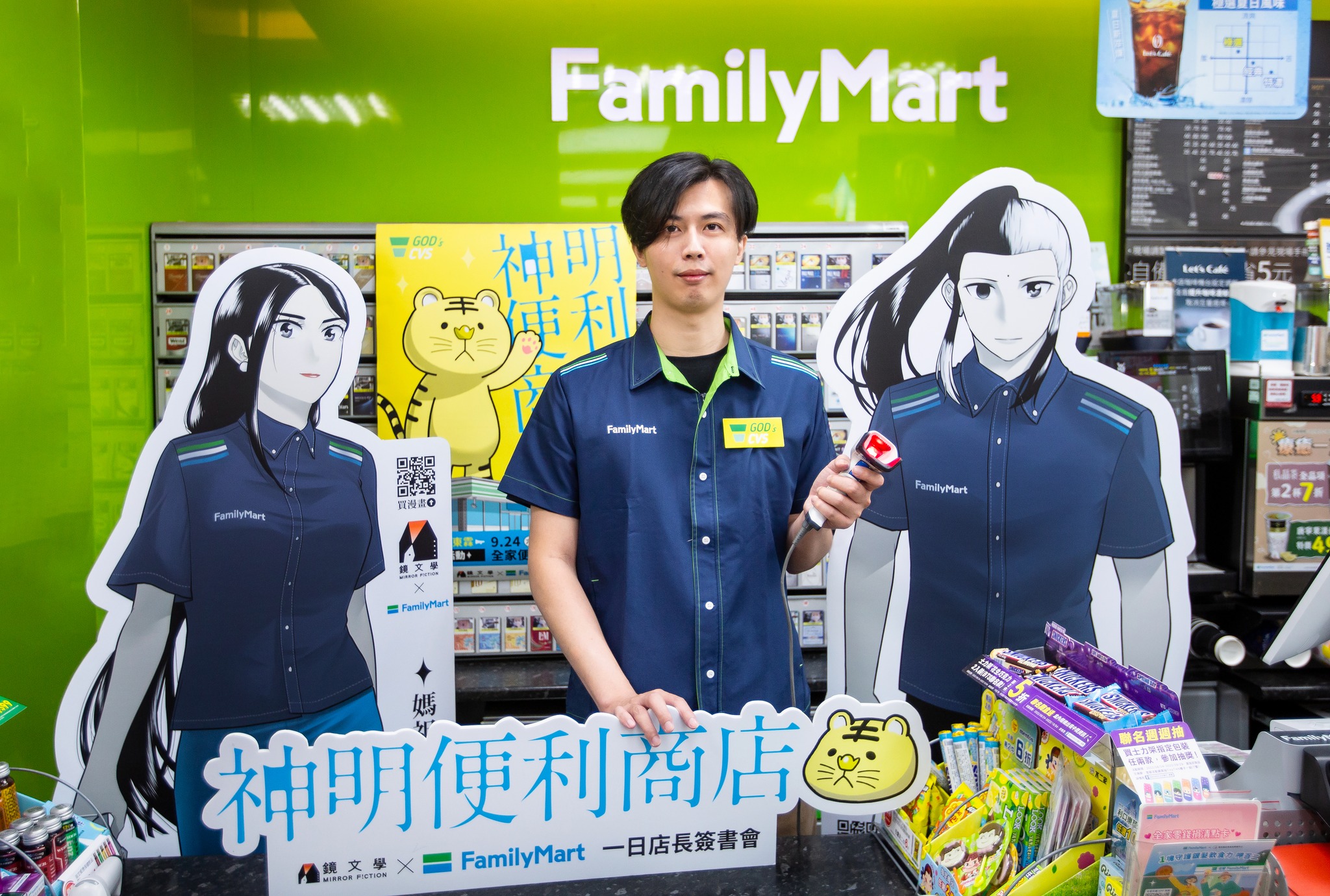 《神明便利商店》與連鎖超商合作，由謝東霖擔任一日店長。（鏡文學提供）
