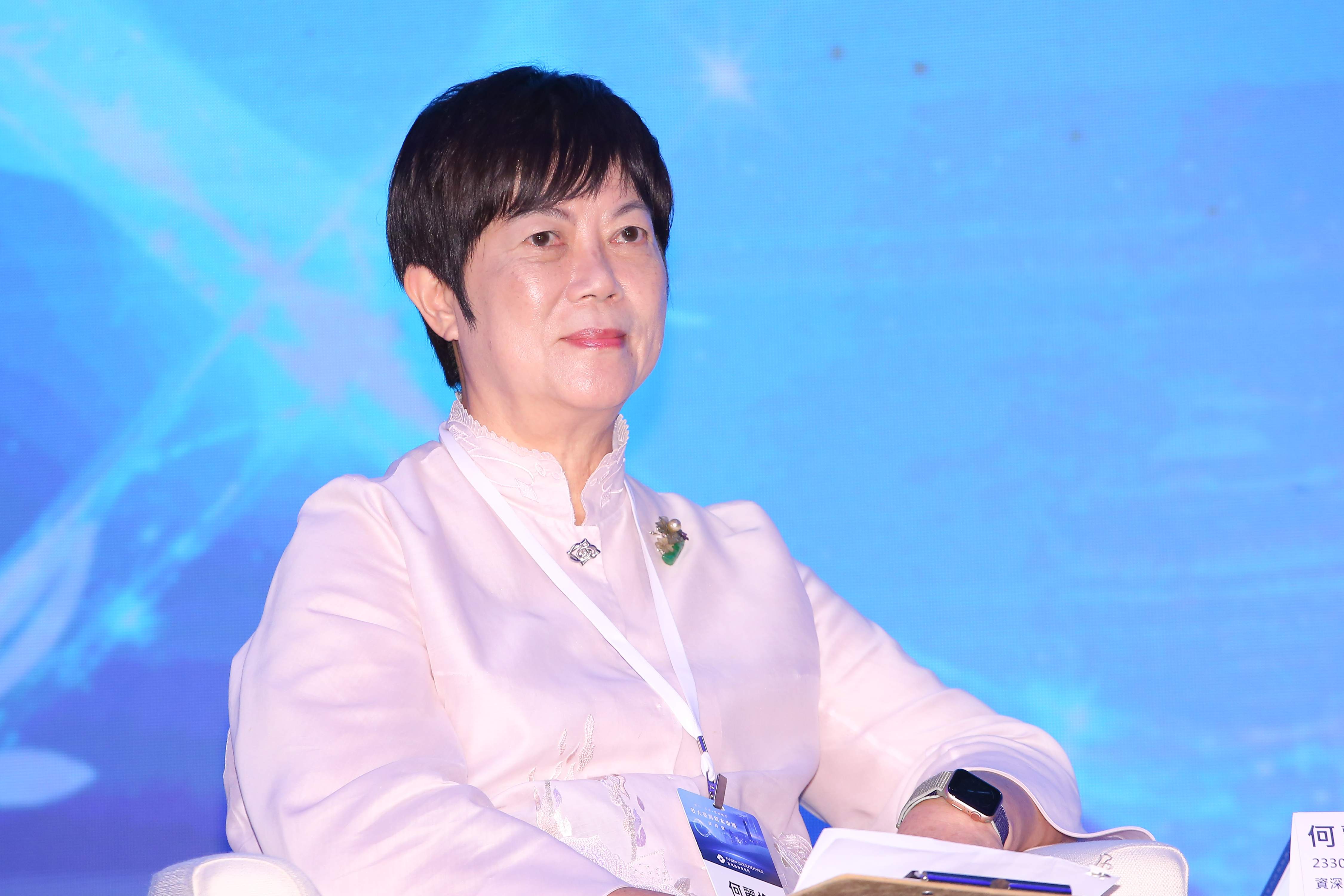 何麗梅將在4月退休，身價高達84億元。