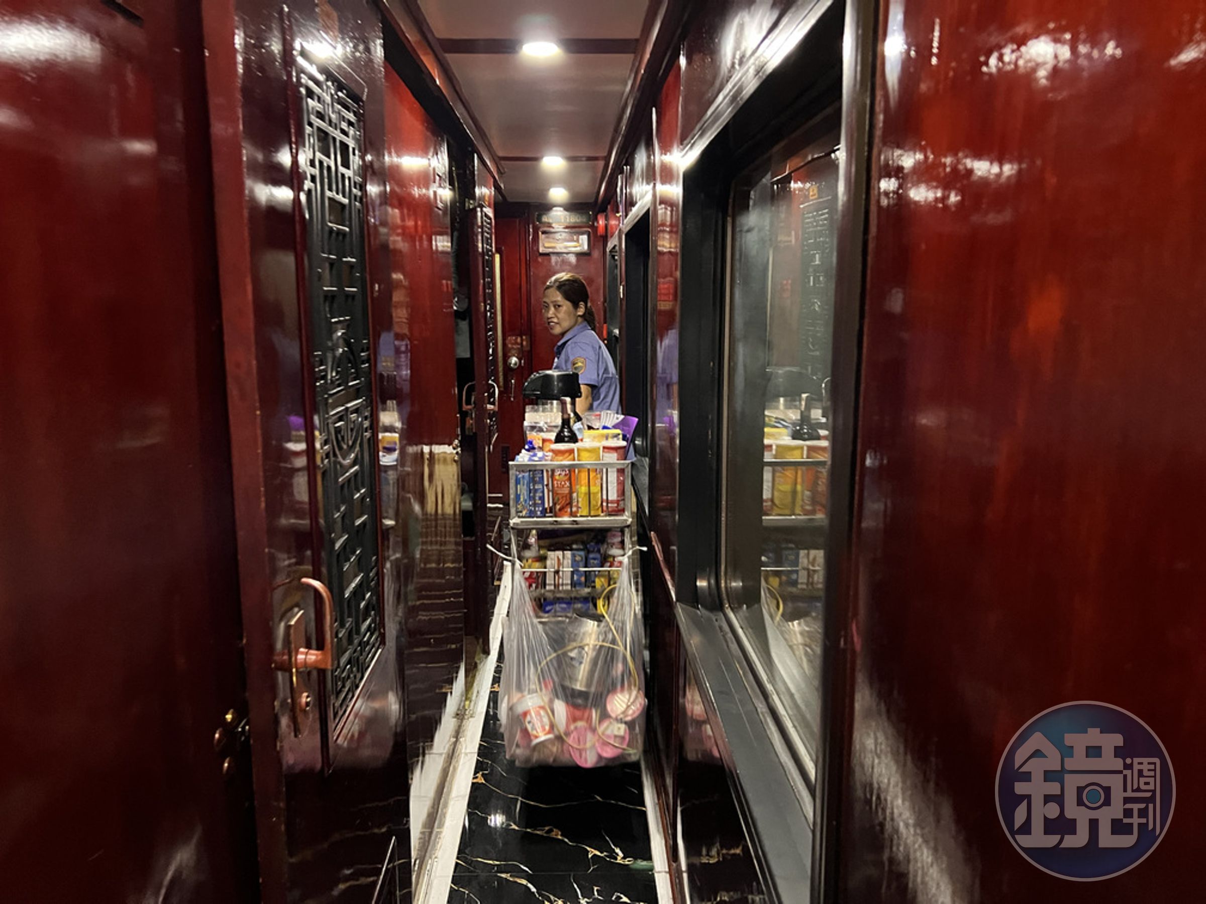 車廂走道狹小，但還是有餐車服務。