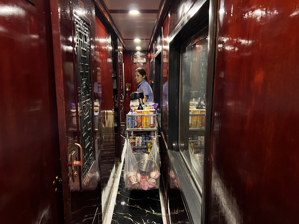 車廂走道狹小，但還是有餐車服務。