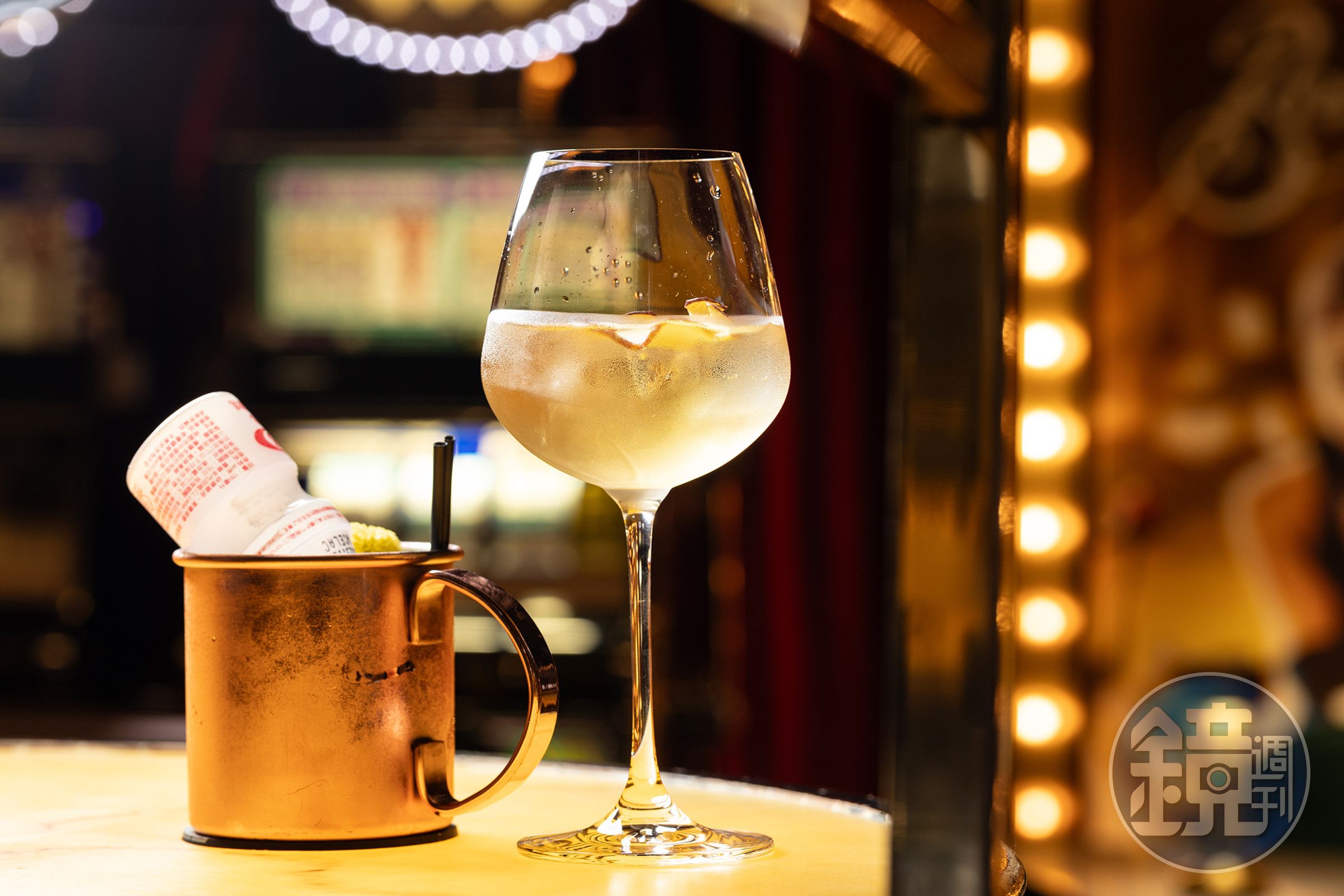 以手搖飲為靈感「宿醉」(左,450元/杯),將茉莉綠茶琴酒融入接骨木花利口酒,創造出這杯深夜版的多多綠;「白色桑格莉亞」(右,400元/杯)以白葡萄酒為基底,加入多種蘋果風味與白桃融合而成。