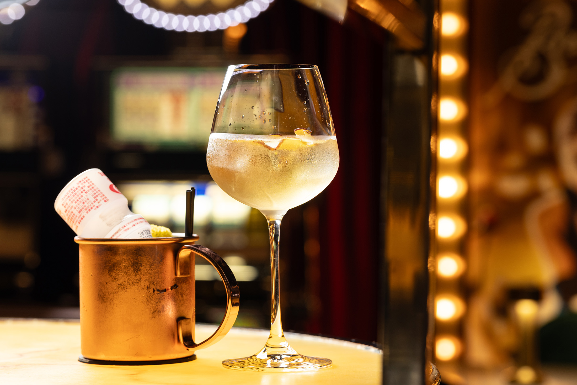 以手搖飲為靈感「宿醉」（左，450元／杯），將茉莉綠茶琴酒融入接骨木花利口酒，創造出這杯深夜版的多多綠；「白色桑格莉亞」（右，400元／杯）以白葡萄酒為基底，加入多種蘋果風味與白桃融合而成。