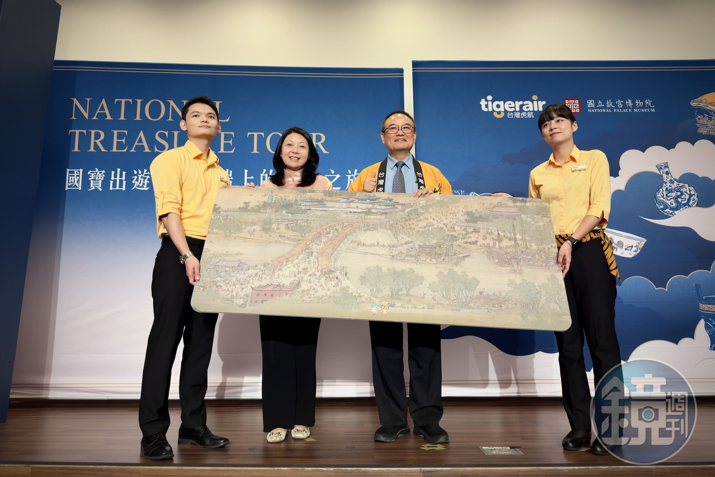台灣虎航攜手國立故宮博物院展開跨界聯名合作，台灣虎航董事長黃世惠（左2）與國立故宮博物院長蕭宗煌（右2）在記者會現場特別簽署合作互惠儀式。