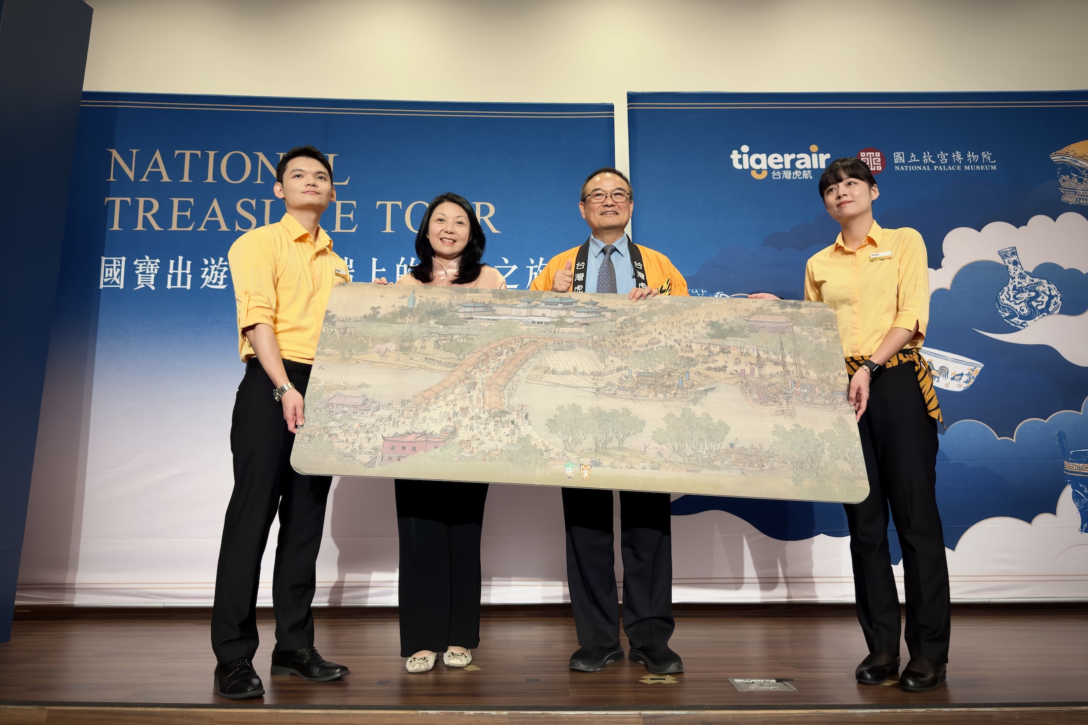 台灣虎航攜手國立故宮博物院展開跨界聯名合作,台灣虎航董事長黃世惠(左2)與國立故宮博物院長蕭宗煌(右2)在記者會現場特別簽署合作互惠儀式。