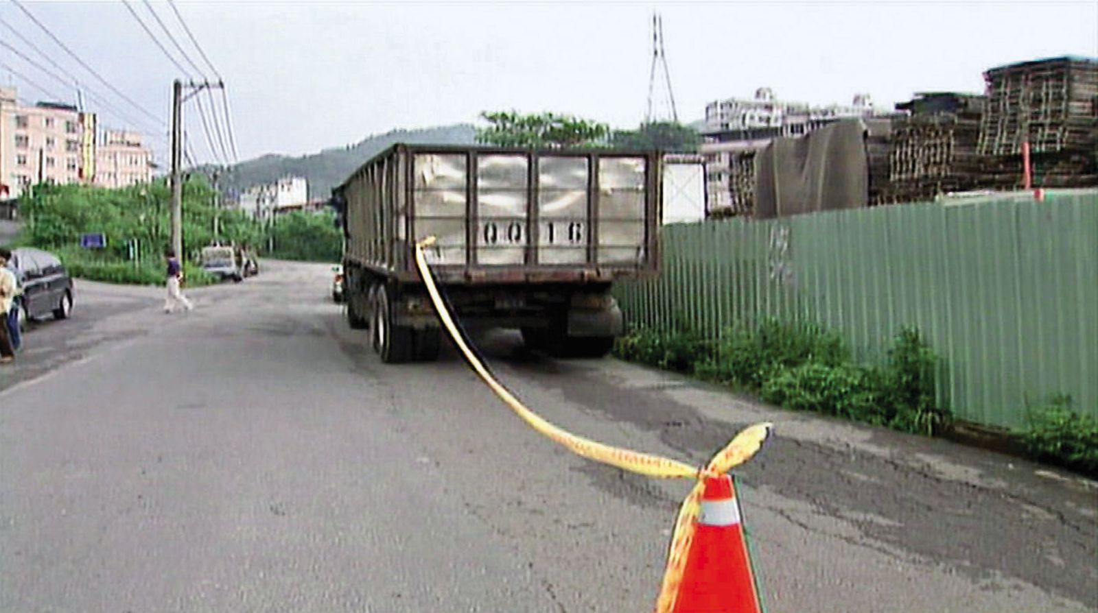 曹男犯案後,將少女遺體棄置在卡車後方的草叢中。(東森新聞提供)
