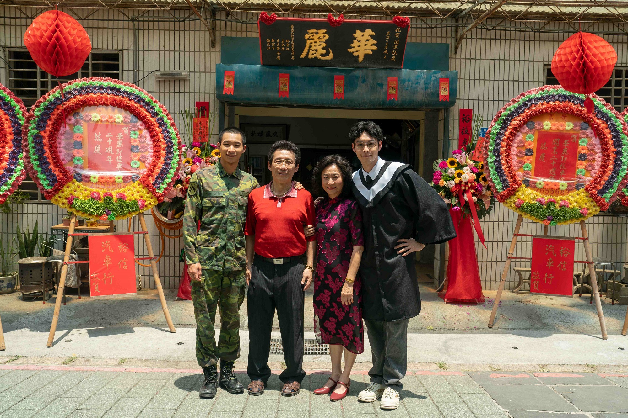 《華麗計程車行》由黃冠智（左起）、郭子乾、楊麗音、曹佑寧主演，講述嘉義初代車行的故事。（LINE TV提供）