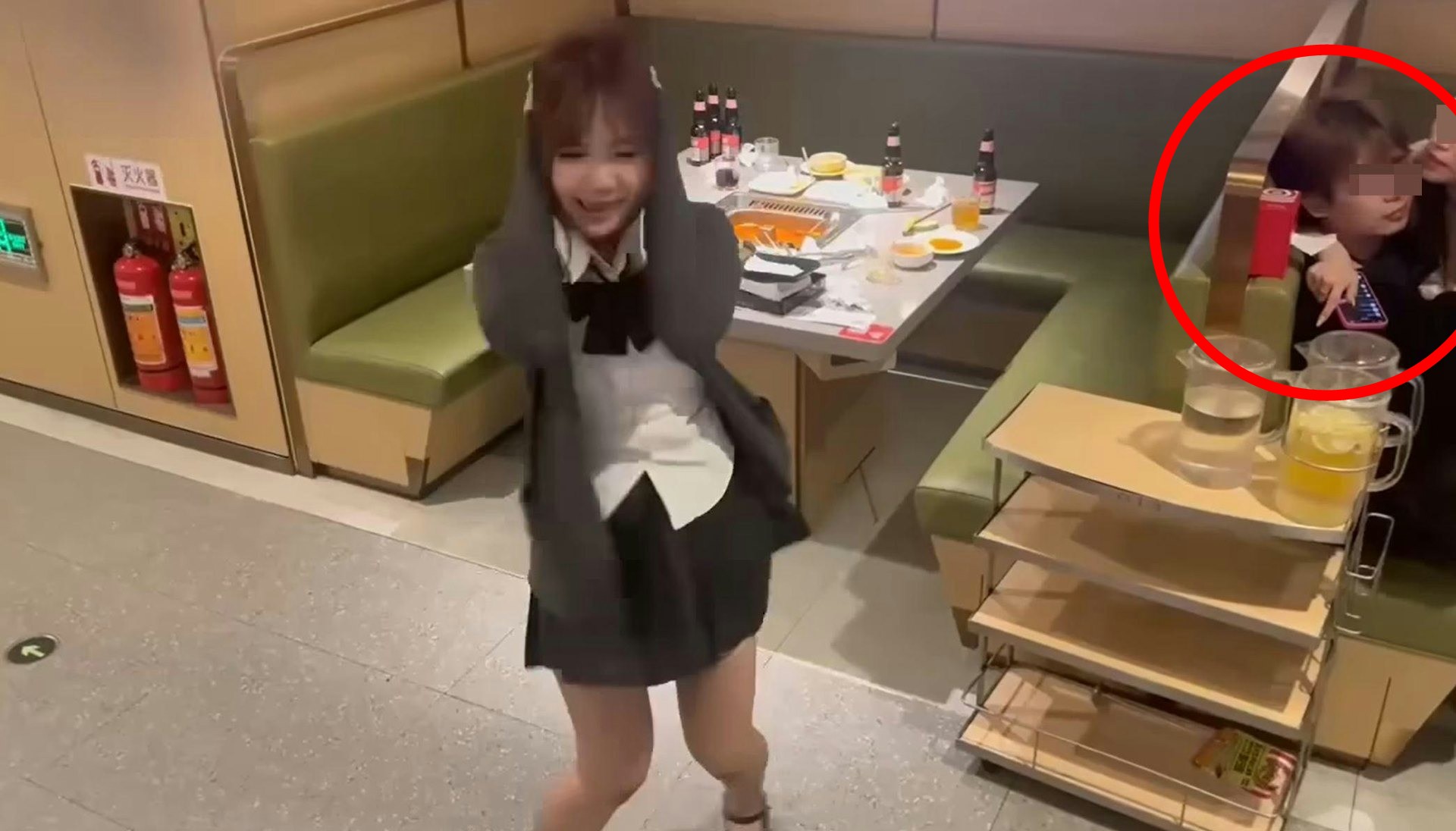 《科目三》讓人高潮？短裙女服務生賣力跳，後面情侶激烈愛愛影片曝光。（翻自《香港01》）