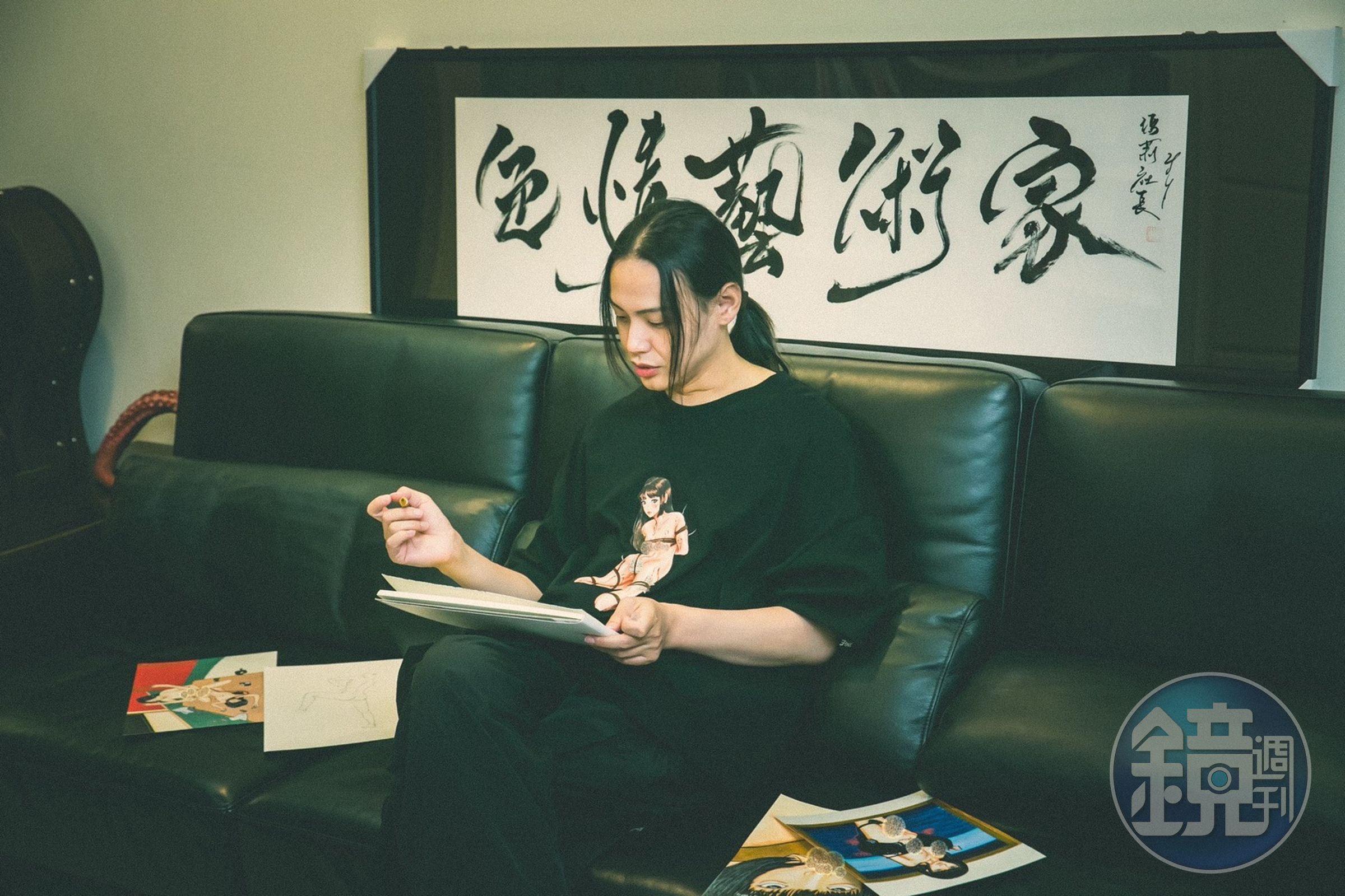 小艾以色情藝術家自居，除了自己的成人創作，更靠網黃粉絲經濟闖出生存之道。