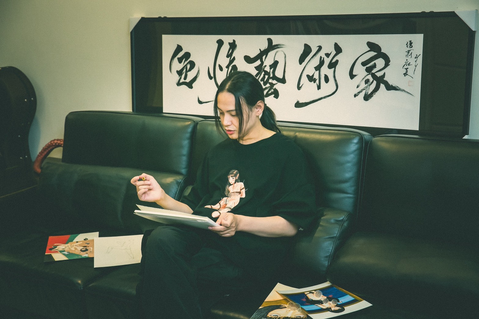 小艾以色情藝術家自居，除了自己的成人創作，更靠網黃粉絲經濟闖出生存之道。