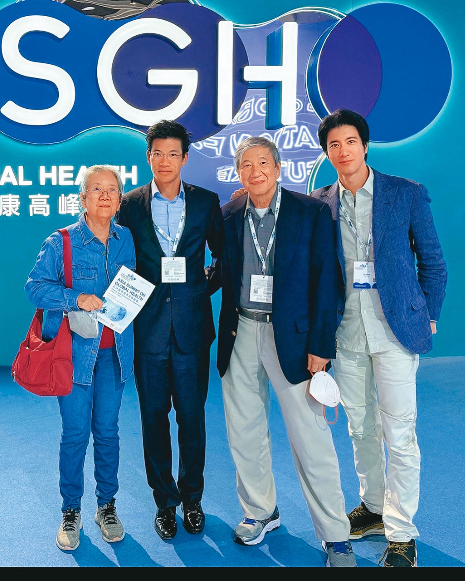 王力宏（右）分享了哥哥王力德（左二）在香港舉行的ASGH亞洲醫療健康高峰會演講內容，爸媽等家人都到場助陣。（翻攝自王力宏臉書）