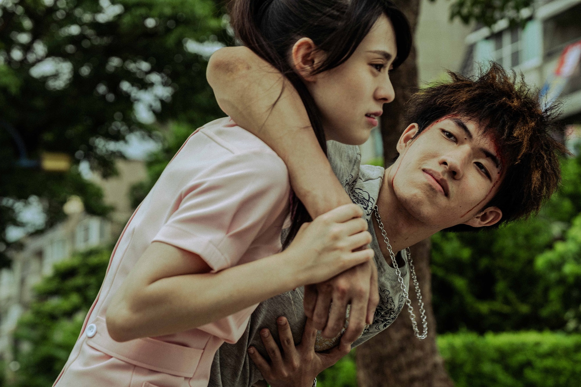 邱偲琹（左）不久前認熱戀郭方儒（右），劇中兩人因公車翻覆車禍相識，有多場精彩對手戲。（東森提供）