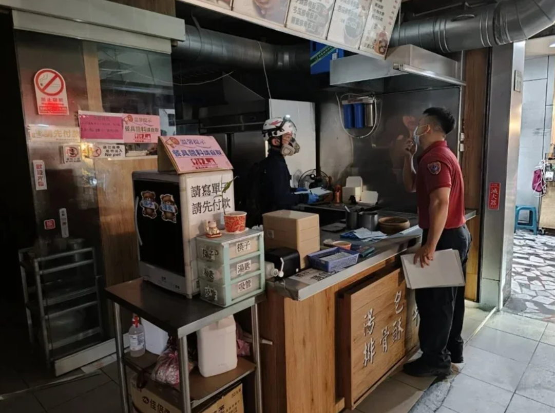 桃園市桃園區一間知名連鎖湯包店今日晚間發生氣爆。（警方提供）