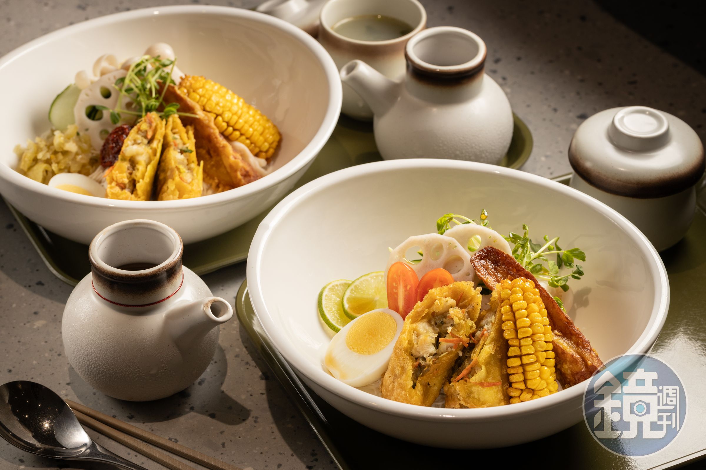 「冰釀番茄冷麵」（前）和「酸菜辣拌冷麵」（後）都是附上小壺冷湯，自己決定口味濃淡，還堆疊大量季節蔬菜。（皆220元／份）