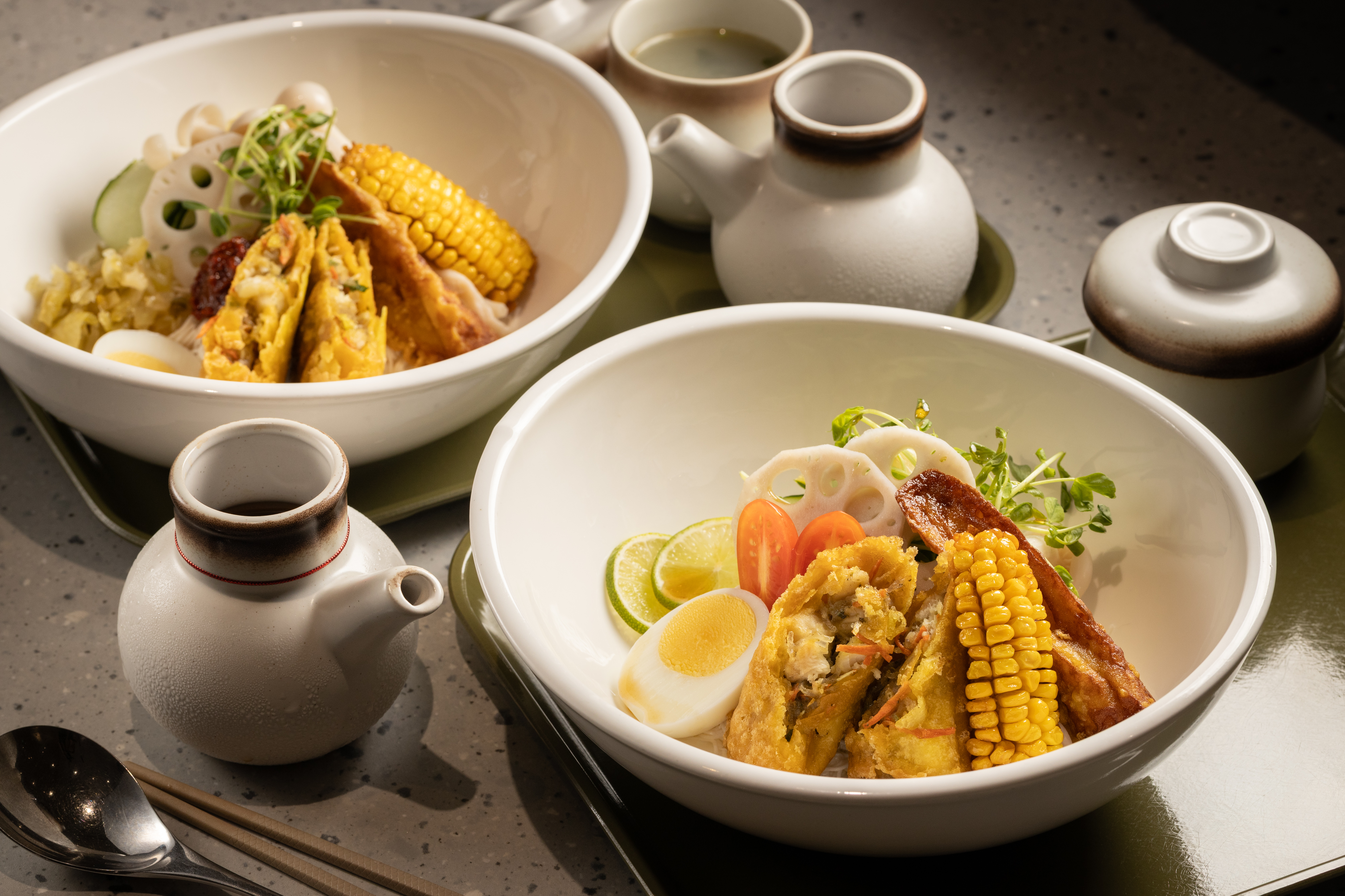 「冰釀番茄冷麵」（前）和「酸菜辣拌冷麵」（後）都是附上小壺冷湯，自己決定口味濃淡，還堆疊大量季節蔬菜。（皆220元／份）
