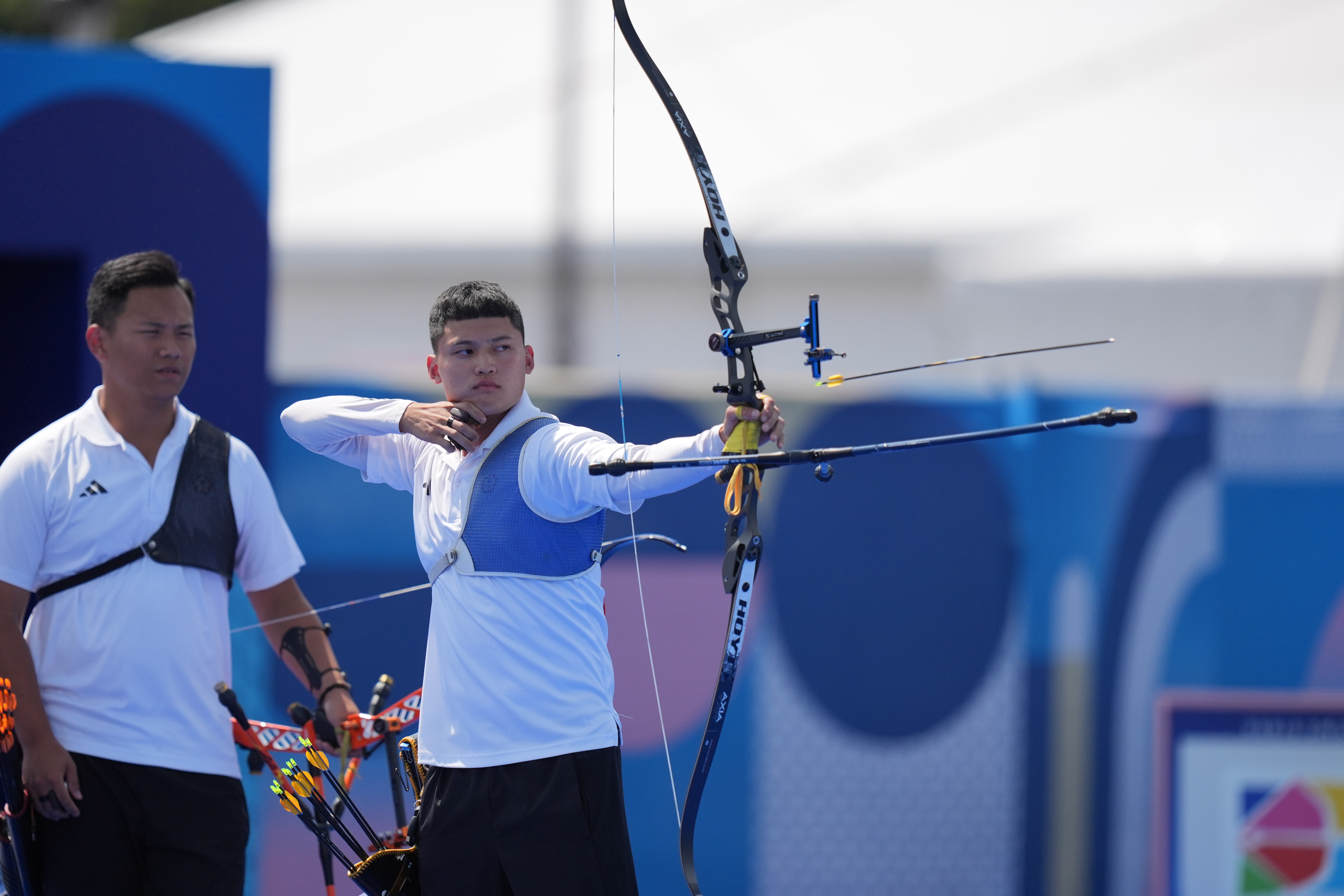 我國射箭好手湯智鈞今日射箭男單64強賽對上印尼選手。（中華奧會提供）