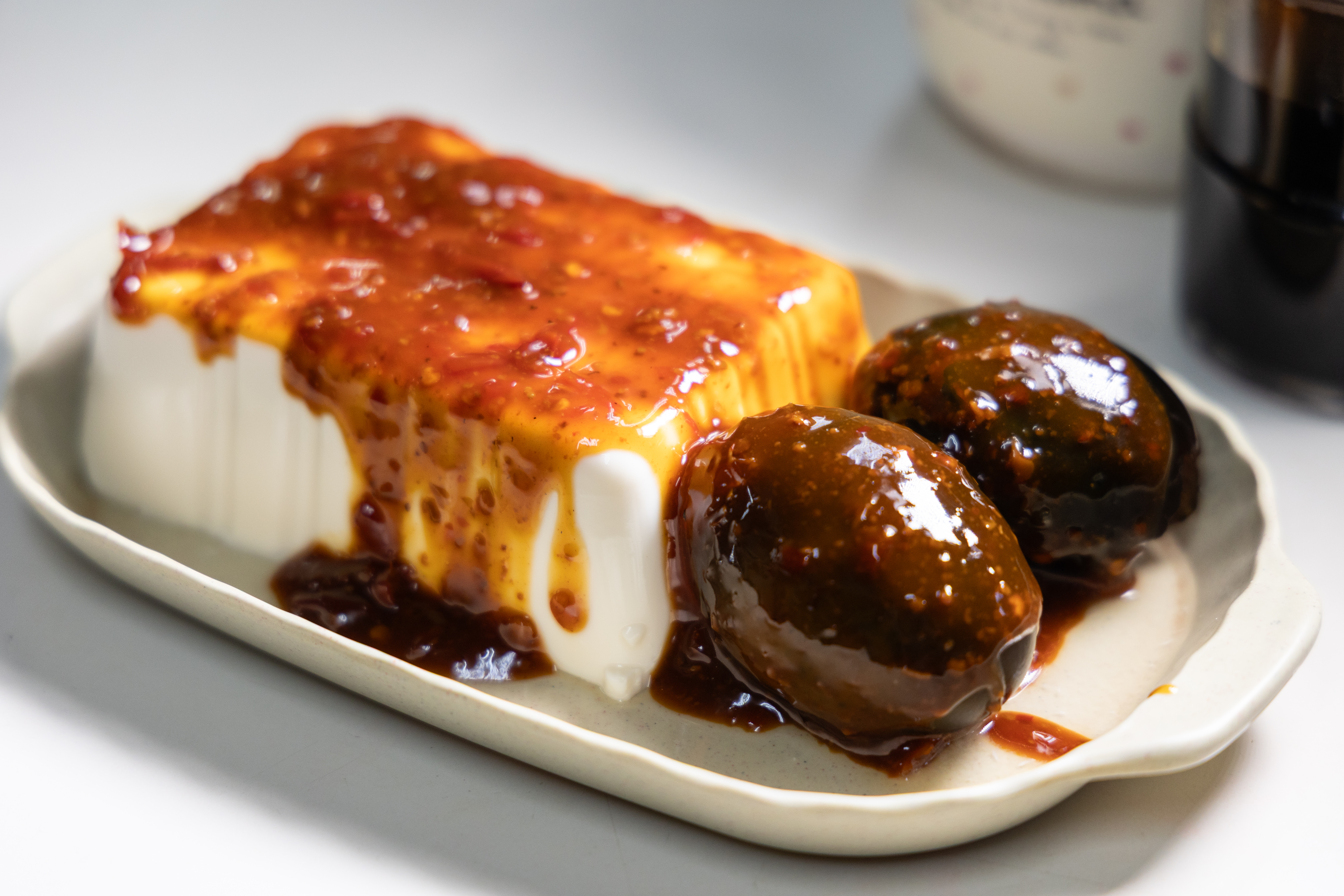 裴社長還推薦「西蜀榮昌川味牛肉麵」的麻辣皮蛋、麻辣豆腐和擔擔麵，店家的麻辣醬是用8種香料炒製，香辣無比。（鄭祺耀攝）