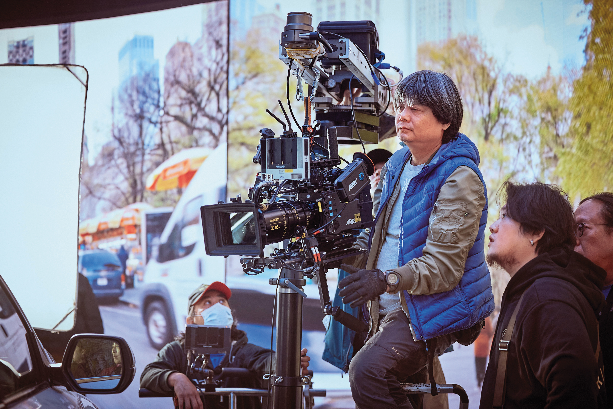 攝影指導姚宏易（右2）出身侯孝賢導演班底，並與黃熙長期合作。（東昊影業提供）