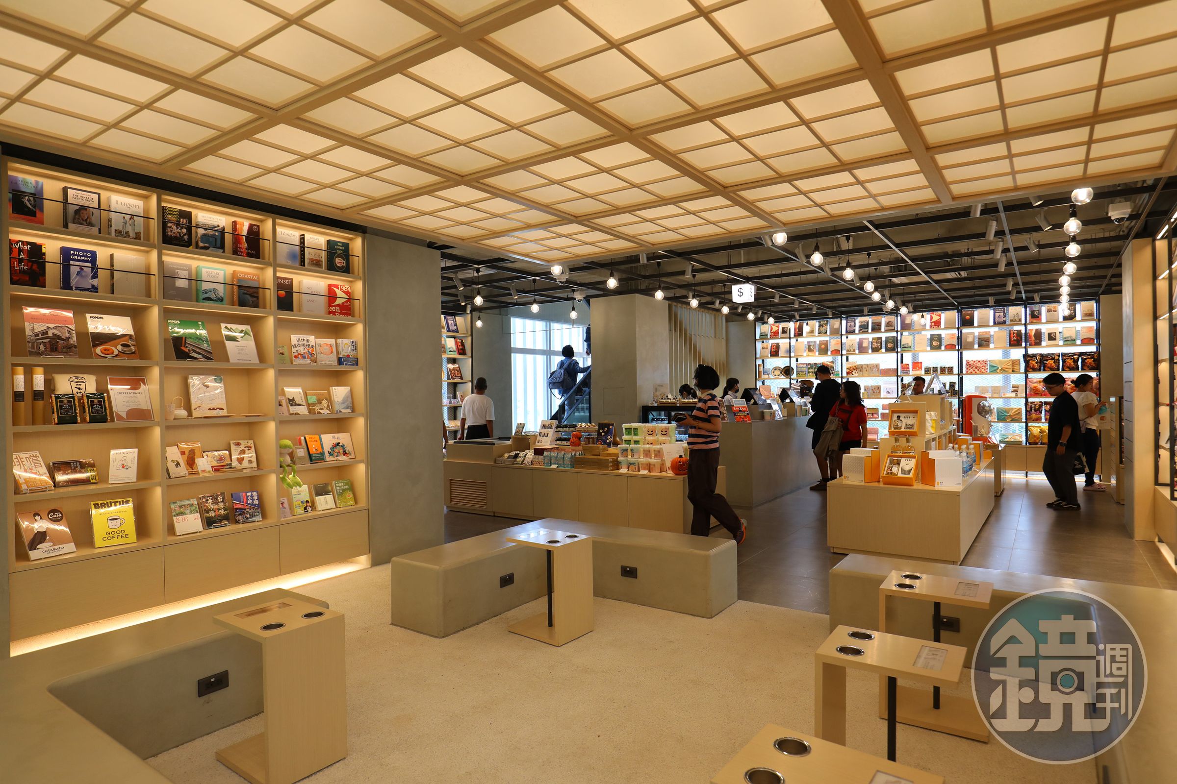 日月町裡的蔦屋書店為迎合遊客需求，將書本比例從以往的3、4成降為1成，大幅增加禮品種類。
