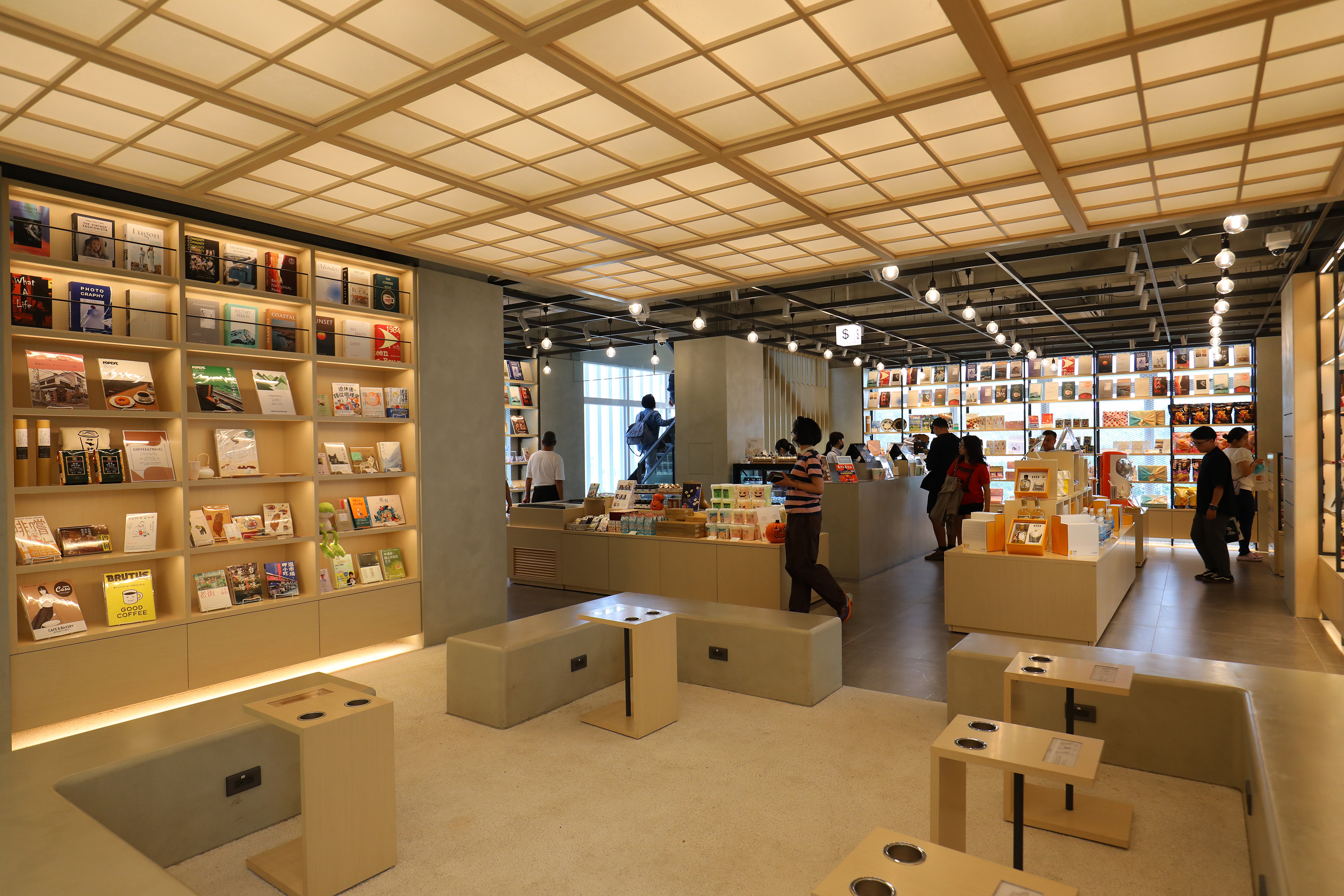 日月町裡的蔦屋書店為迎合遊客需求,將書本比例從以往的3、4成降為1成,大幅增加禮品種類。