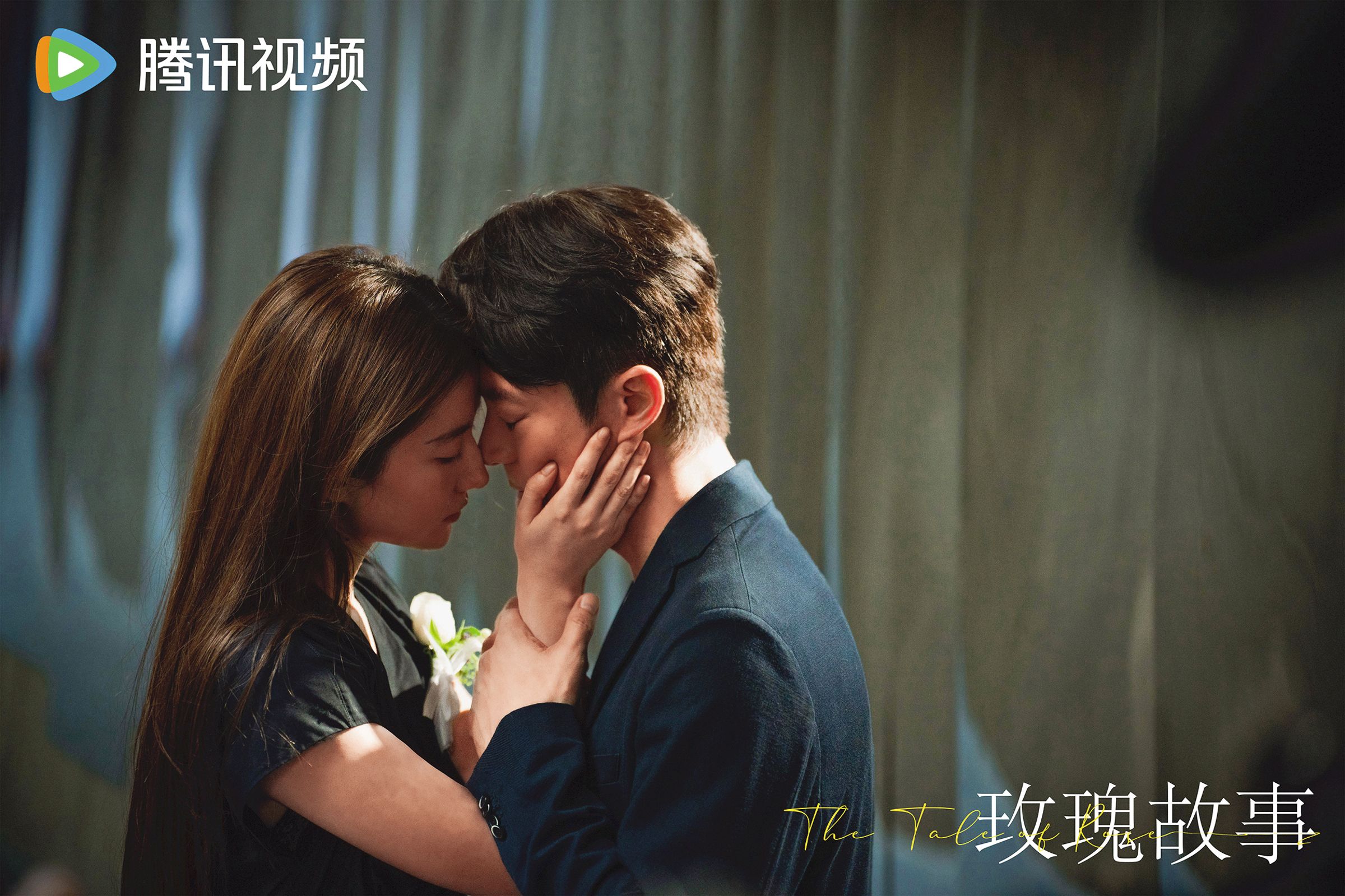 霍建華(右)去年特別出演《玫瑰故事》,搭檔劉亦菲(左),被讚帥出新高度。(翻攝自電視劇玫瑰故事微博)