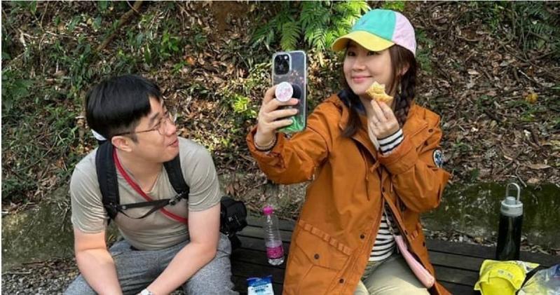 Selina的男友小徐要教她滑雪，沒想到難度太高她大哭，最後小徐屈服，改找專業教練教學。（翻攝自任媽and任爸微博）