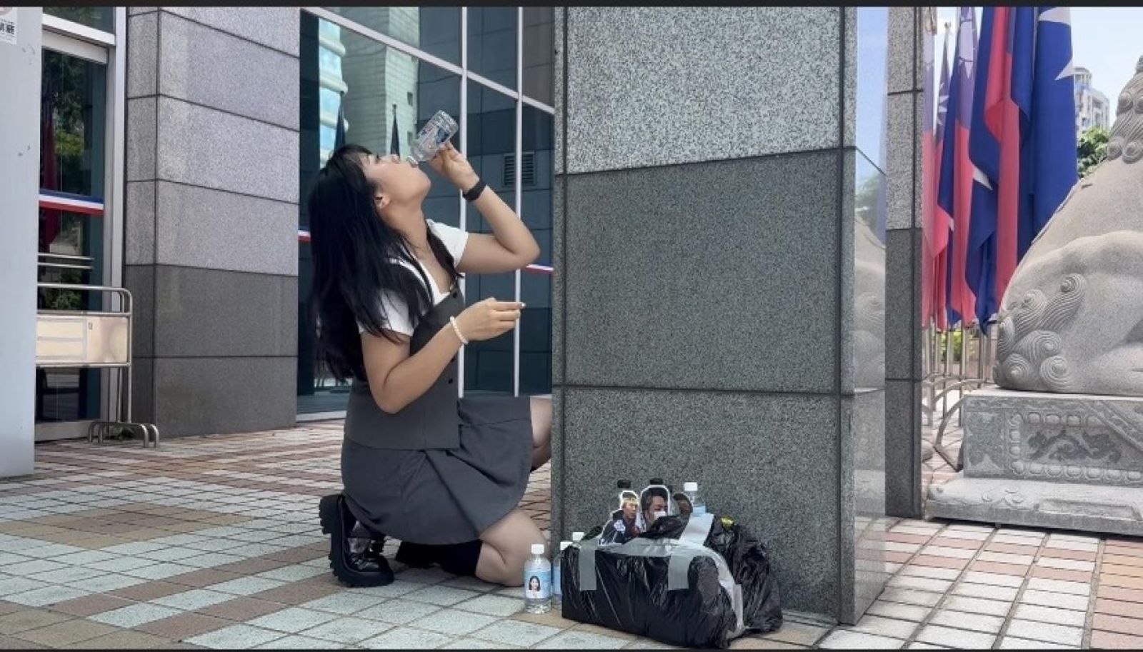 國民黨發言人楊智伃接過陳聖文送的「核料廢水」，當場霸氣猛灌礦泉水，讓一旁陳聖文當場傻眼。（翻攝自楊智伃臉書）