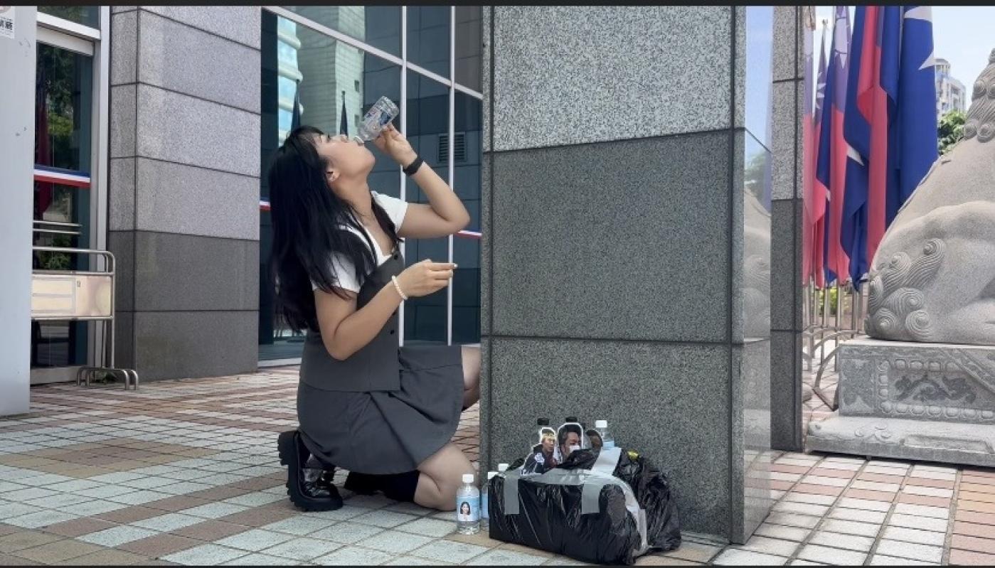 國民黨發言人楊智伃接過陳聖文送的「核料廢水」，當場霸氣猛灌礦泉水，讓一旁陳聖文當場傻眼。（翻攝自楊智伃臉書）