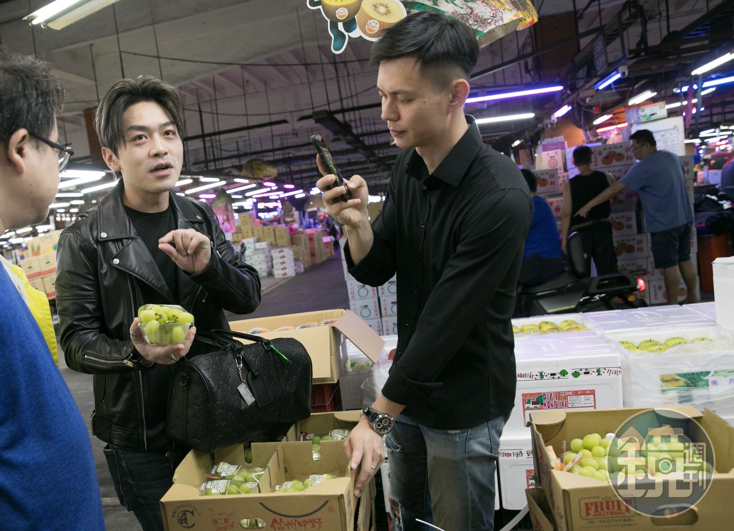 凌晨三點,殺到三重果菜批發市場進口水果區截貨的李祖恩。他成功利用網路行銷分享高級水果知識,打開了宏祖水果知名度,當他購買水果時,連進口商都會專心聽他評論貨的好壞。