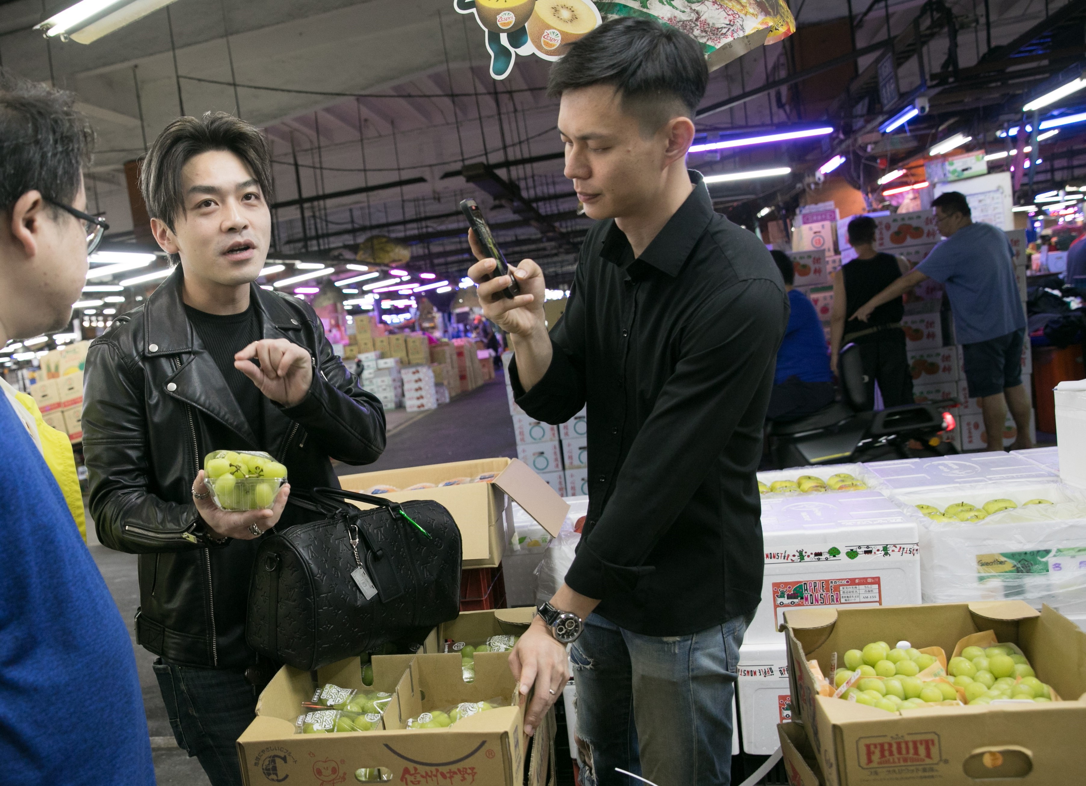 凌晨三點，殺到三重果菜批發市場進口水果區截貨的李祖恩。他成功利用網路行銷分享高級水果知識，打開了宏祖水果知名度，當他購買水果時，連進口商都會專心聽他評論貨的好壞。