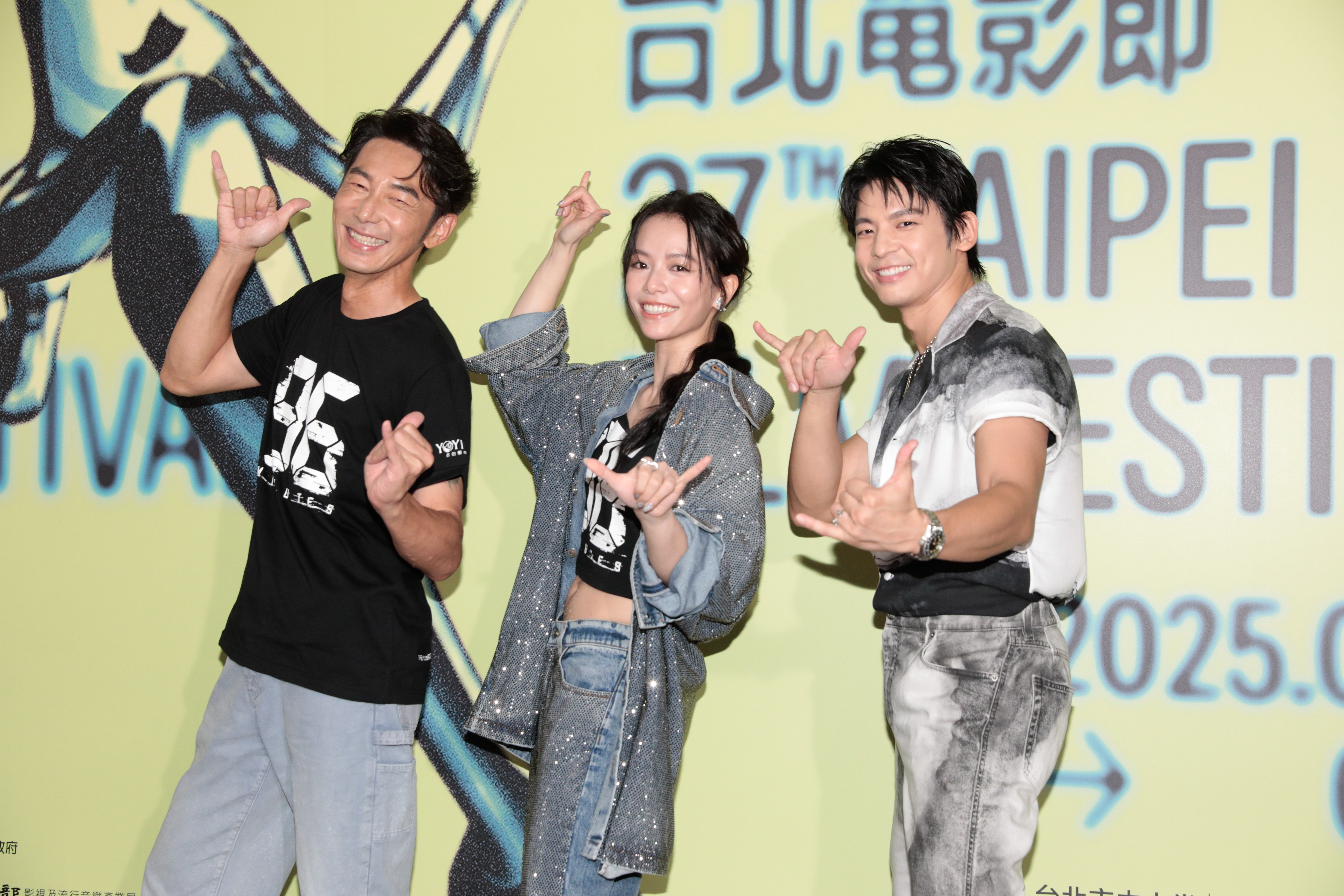 李李仁（左起）、宋芸樺、林柏宏一起比出6的手勢，象徵《96分鐘》。