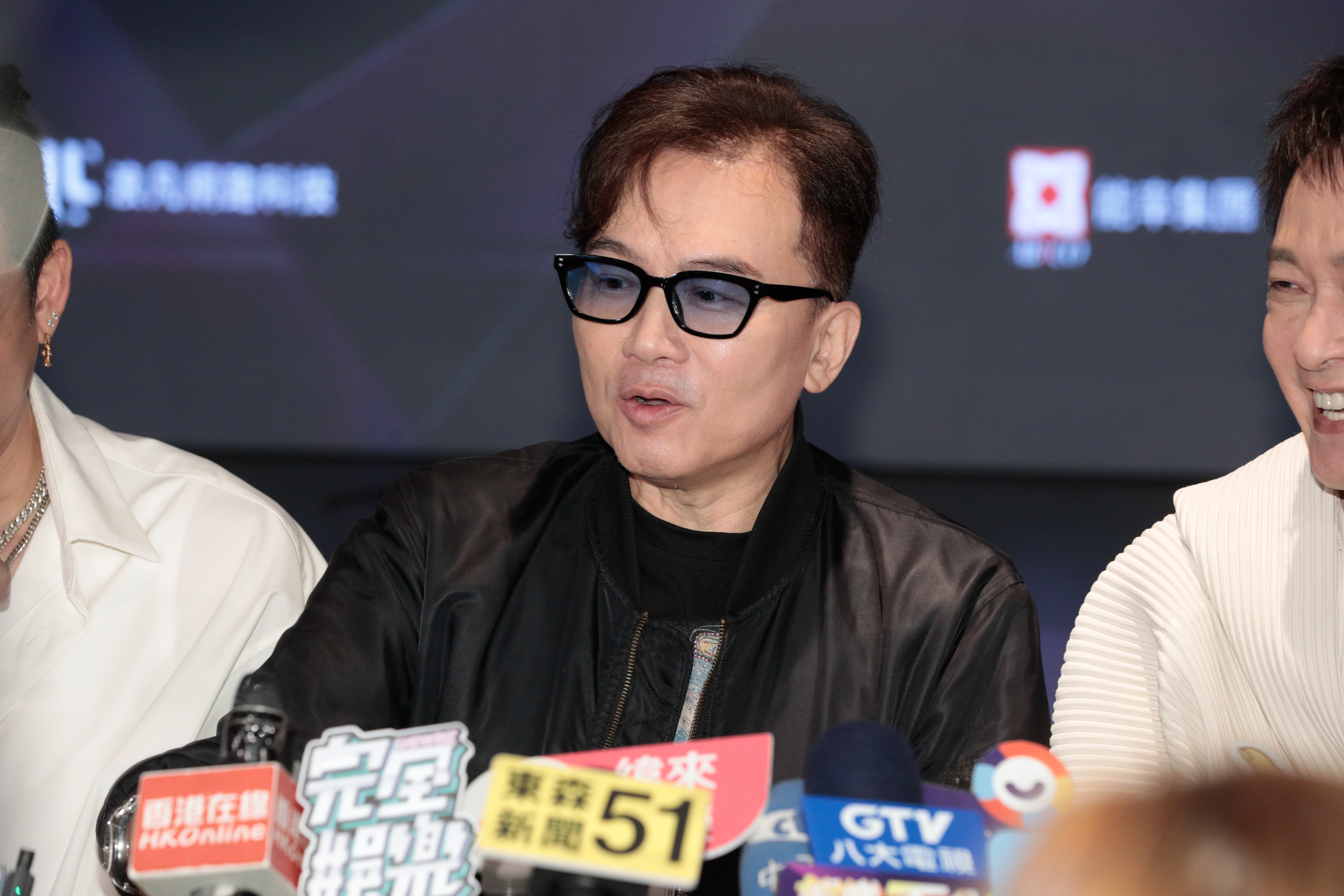 妙語如珠的孫鵬透露現在一家人像「房客」，平常各自看自己有興趣的節目，但要是聚在一起就是「出事了」。
