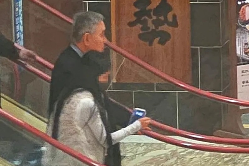 王文洋（左）與新女友（右）日前在商場逛街，兩人並肩，據悉已帶回家和王家人見面。（讀者提供）