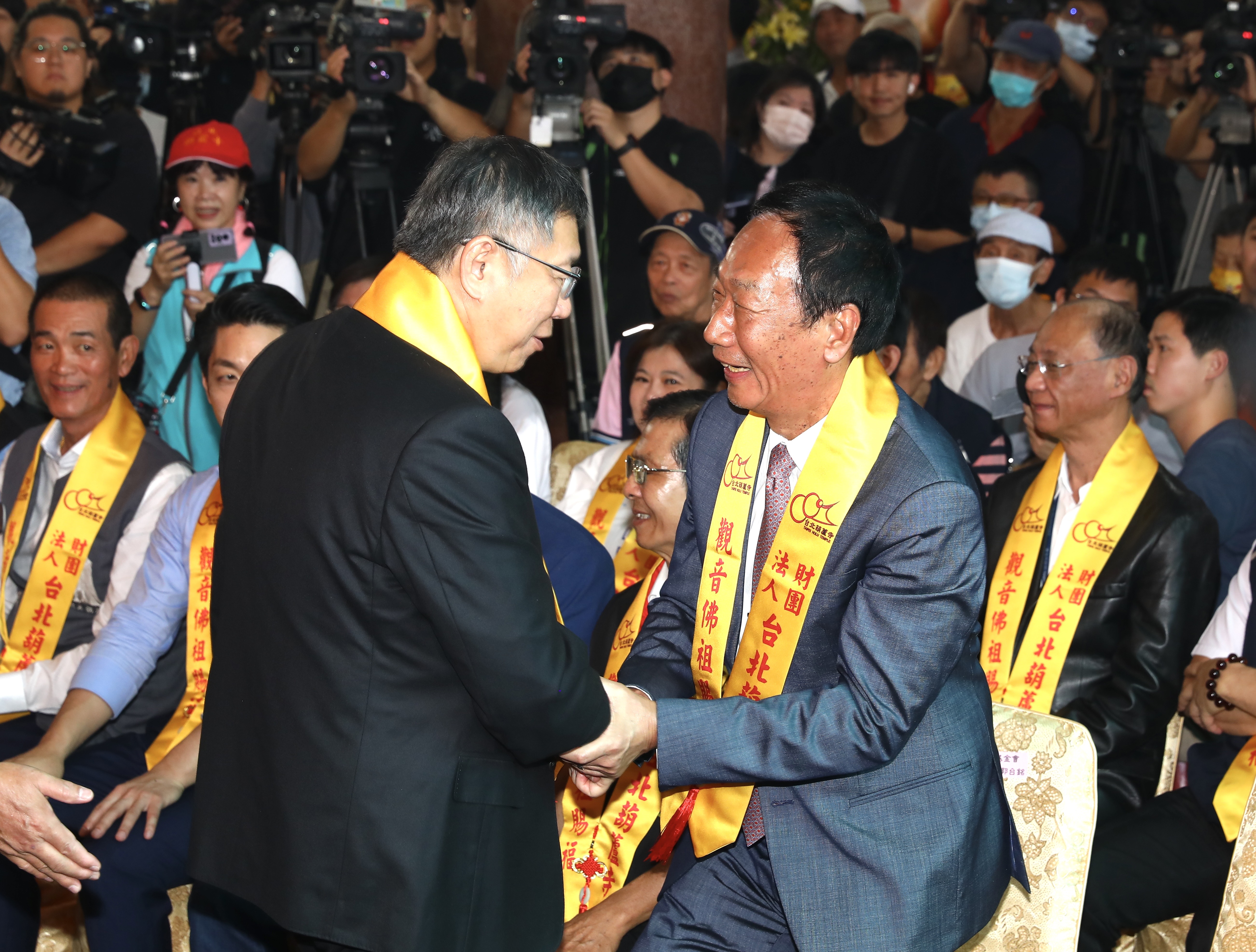 柯文哲今在臉書以「戰友」方式介紹郭台銘，邀請郭為在野整合一起努力。（資料照）