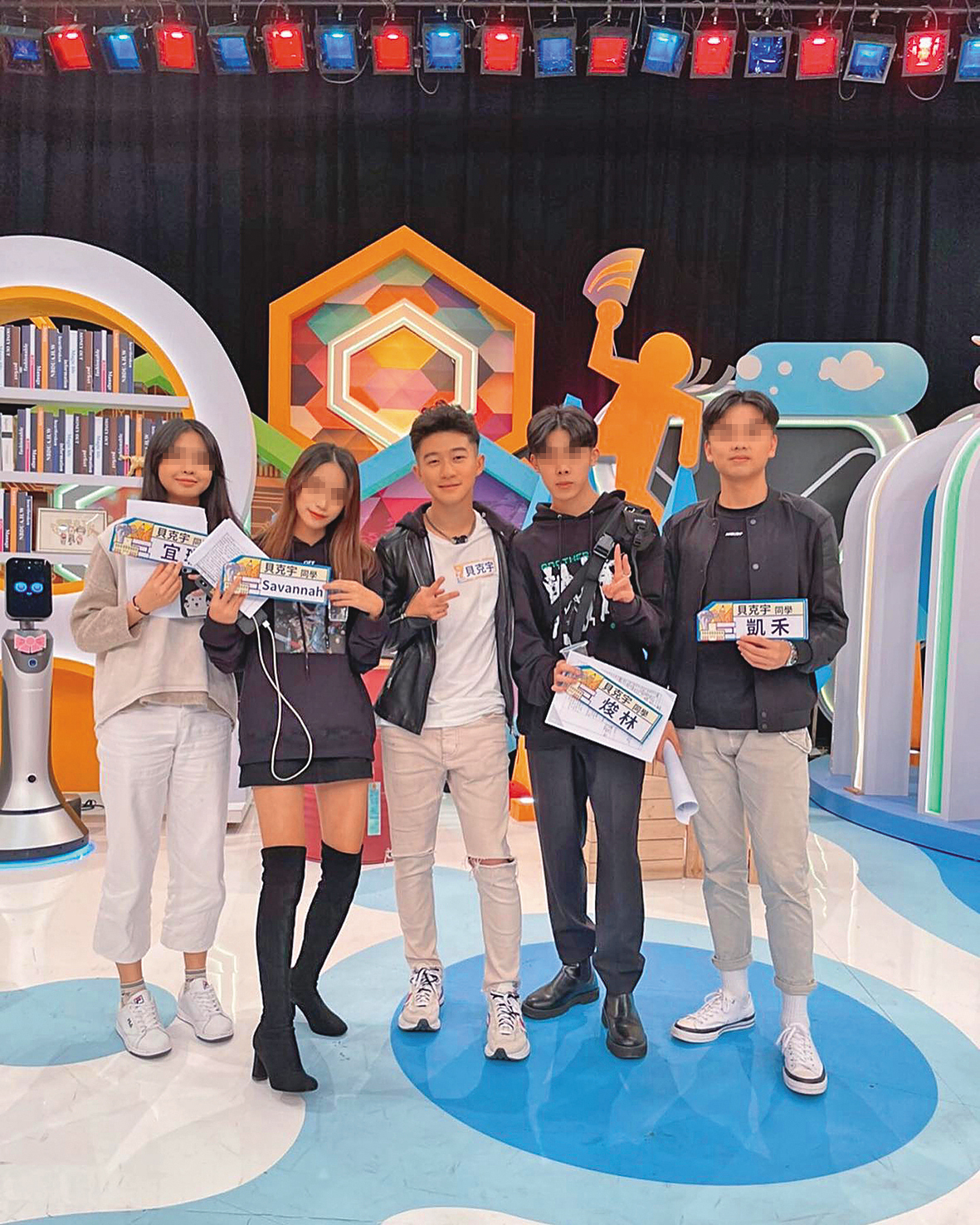 貝克宇(左三)赴美讀書前曾與同學組團上《全民星攻略》拿獎金。(翻攝自貝克宇臉書)