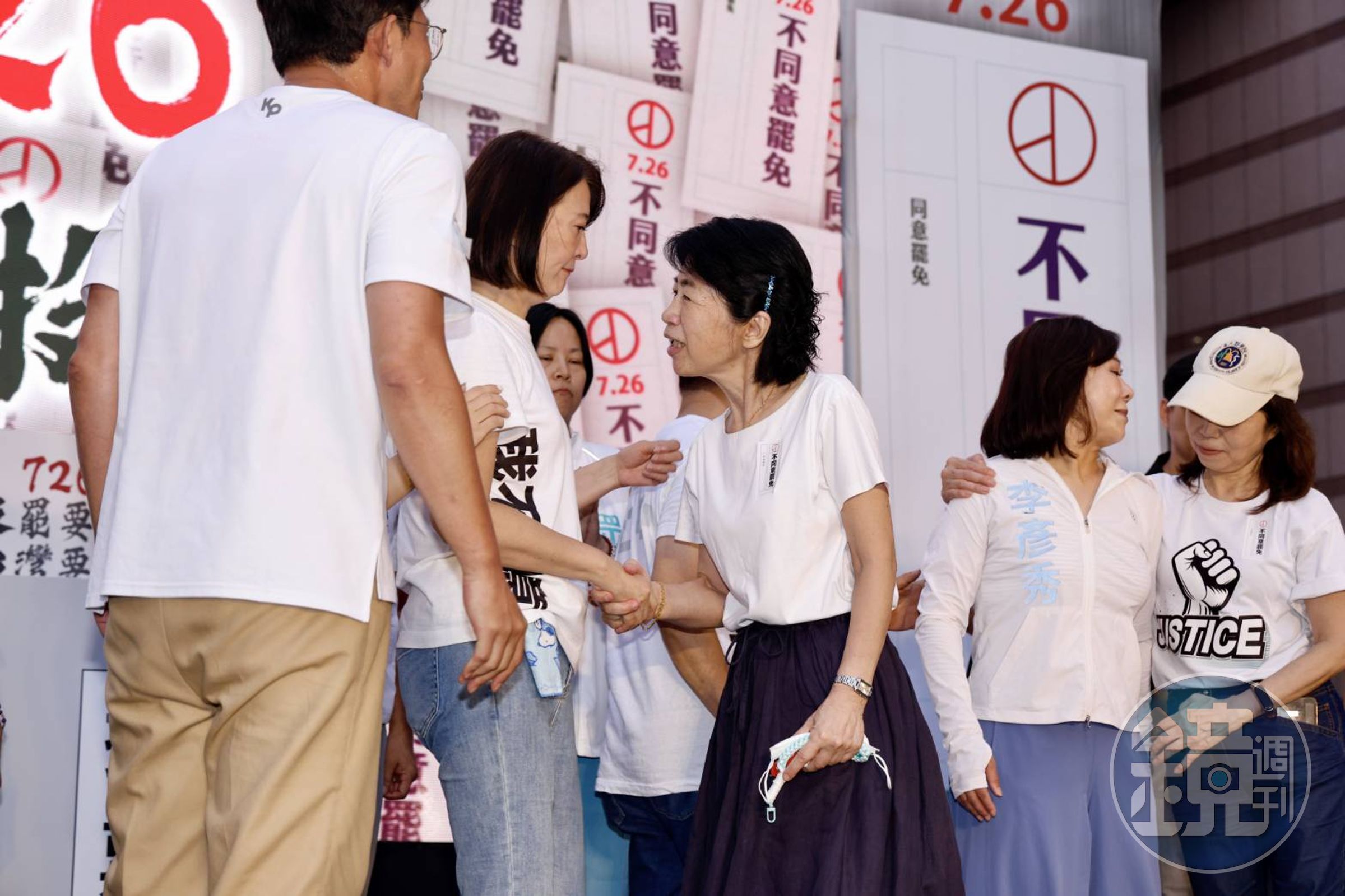民眾黨今（10日）於民進黨中央黨部前舉辦反罷免集會。