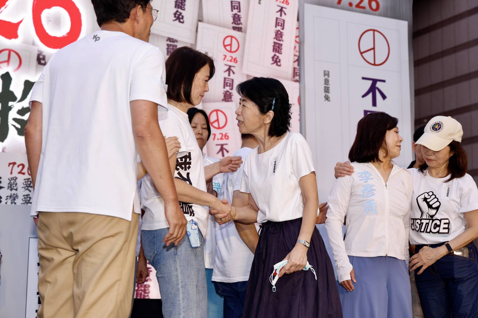 民眾黨今（10日）於民進黨中央黨部前舉辦反罷免集會。
