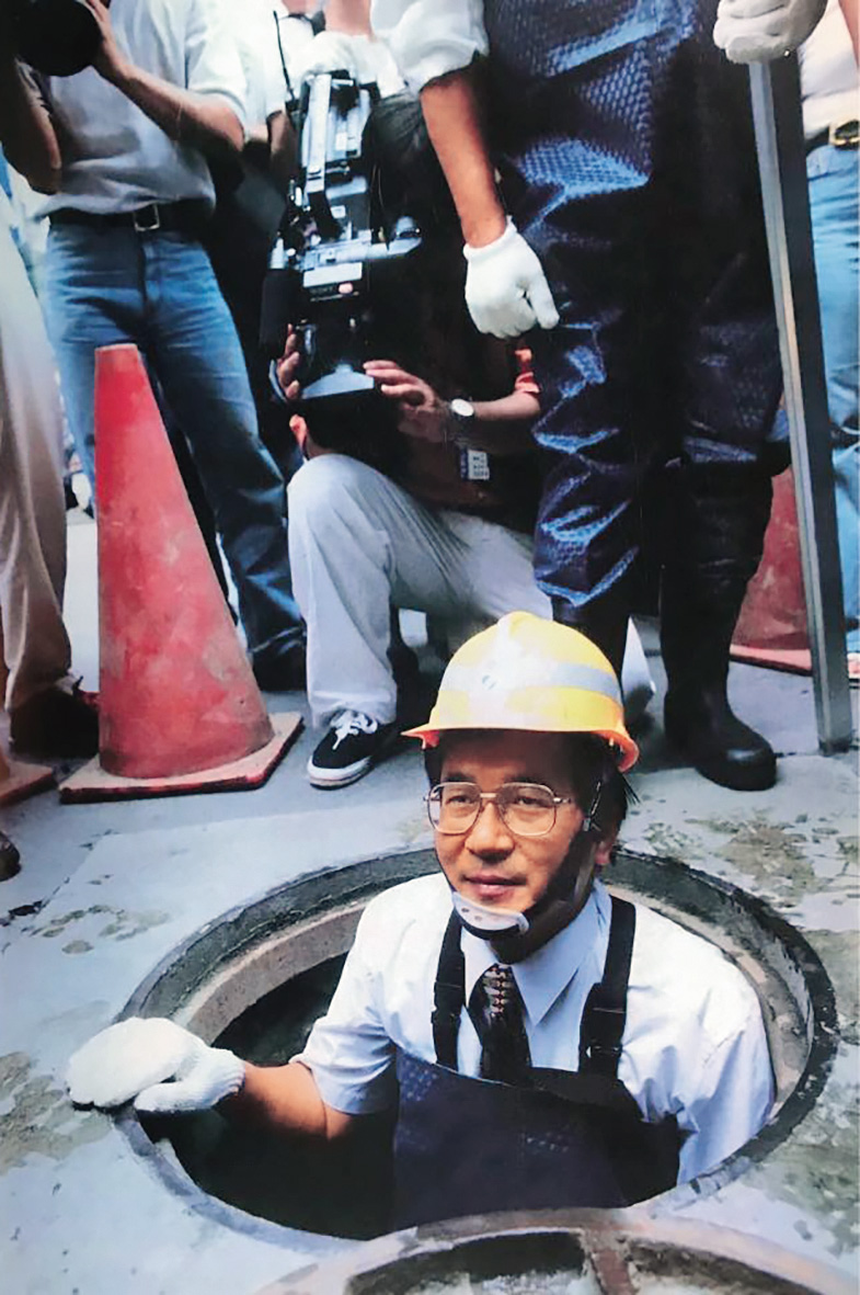 防汛期間,阿扁變身「忍者龜市長」,穿青蛙裝下雨水下水道。(翻攝陳水扁新勇哥物語臉書)