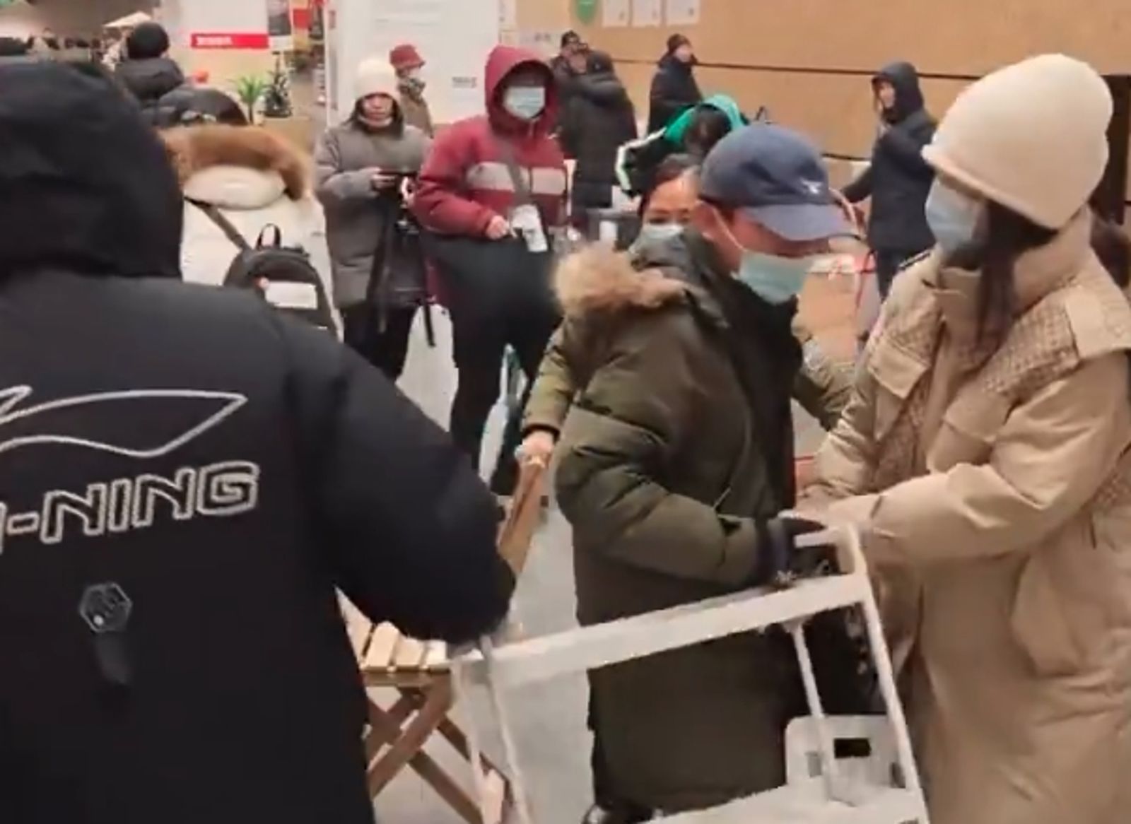 有片/IKEA中國大撤退引爆亂象? 門市熄燈前夕上演「搶貨全武行」