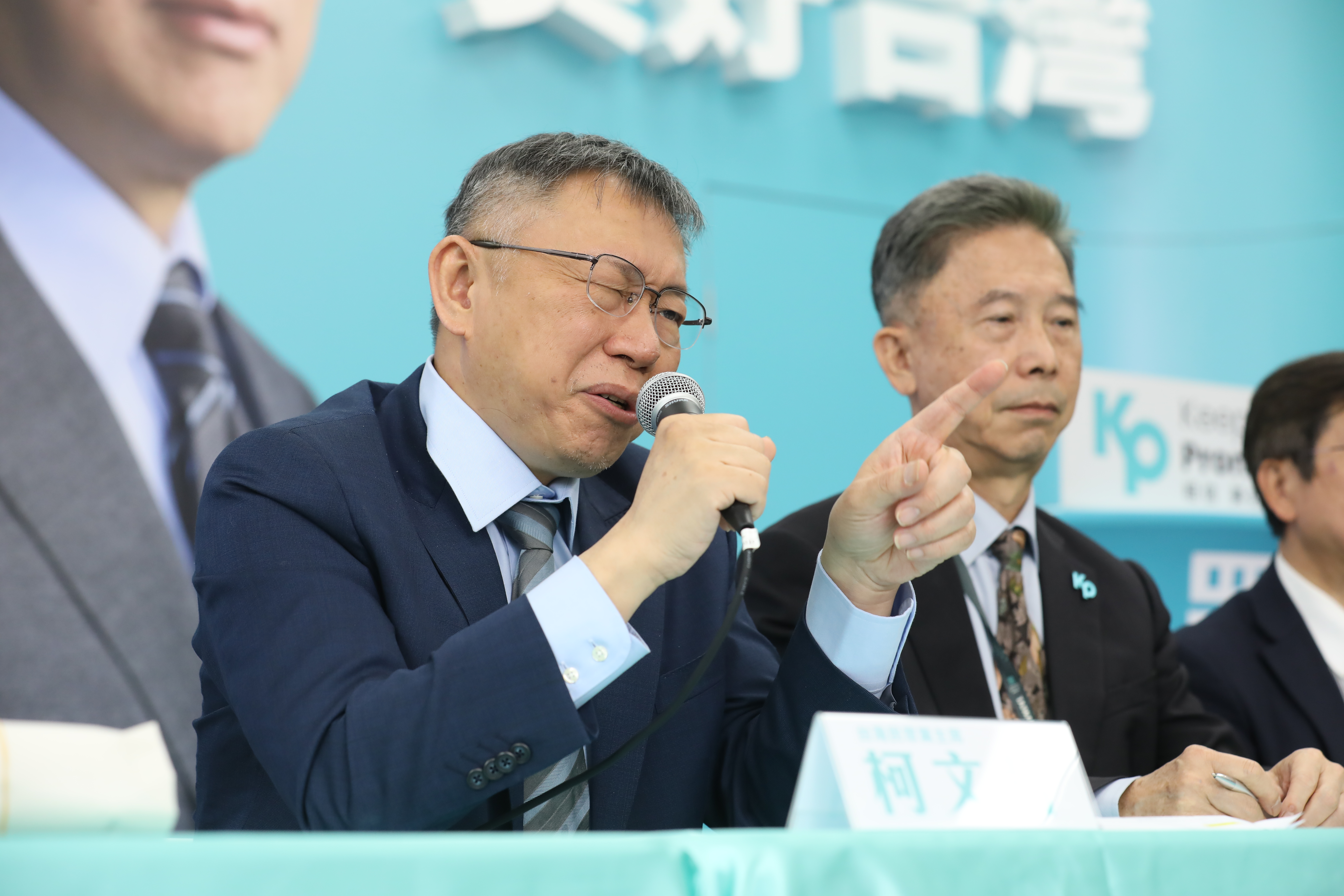 柯文哲昨在節目上透露，若「藍白合」侯友宜是正、他是副手，自己會「全力監督侯友宜。」