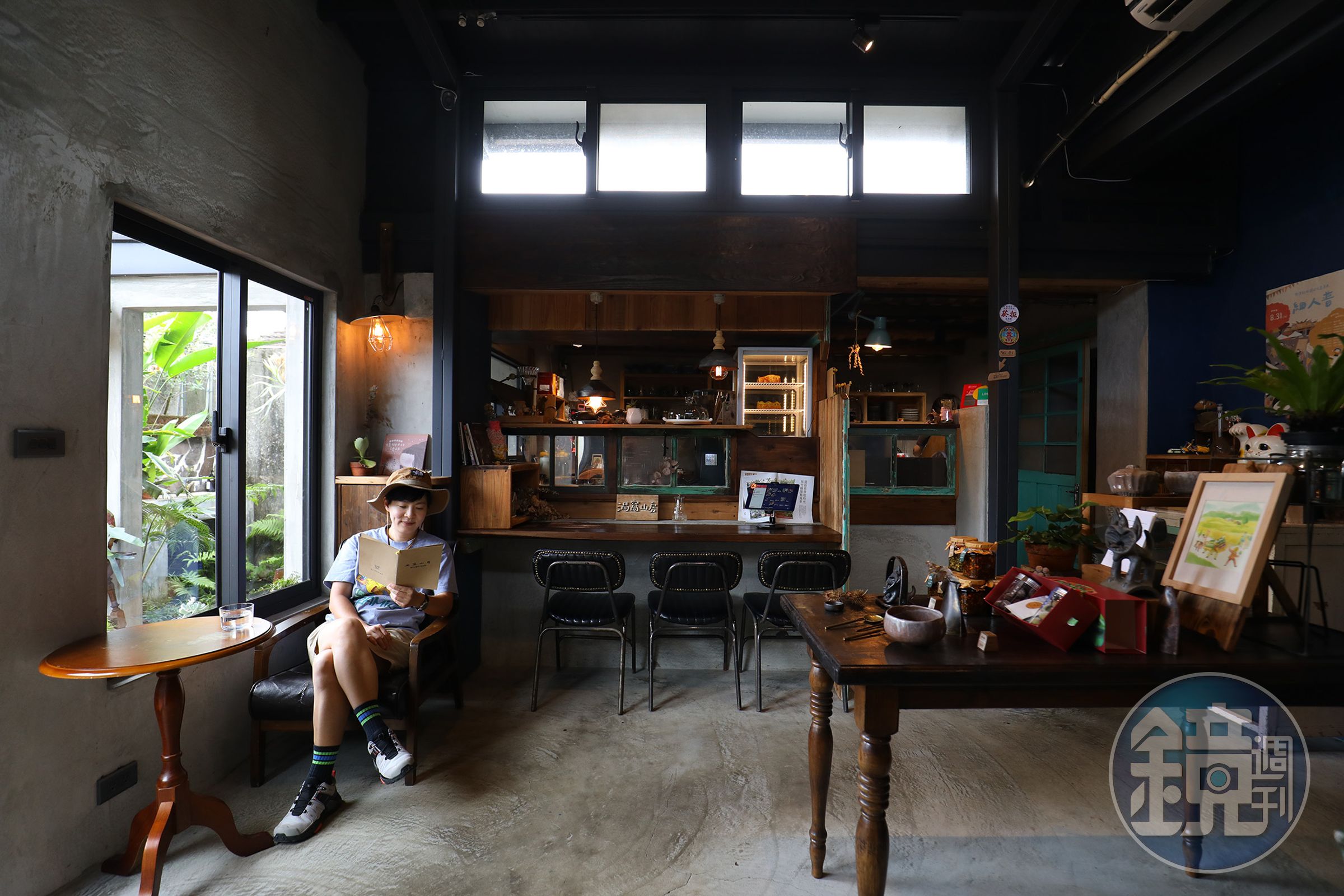 「渦窩山房」是由三合院老宅改造而成的咖啡館，店內擺放許多主人隨緣蒐集而來的老件家具，也有不少木造家具是出自主人阿輝之手。