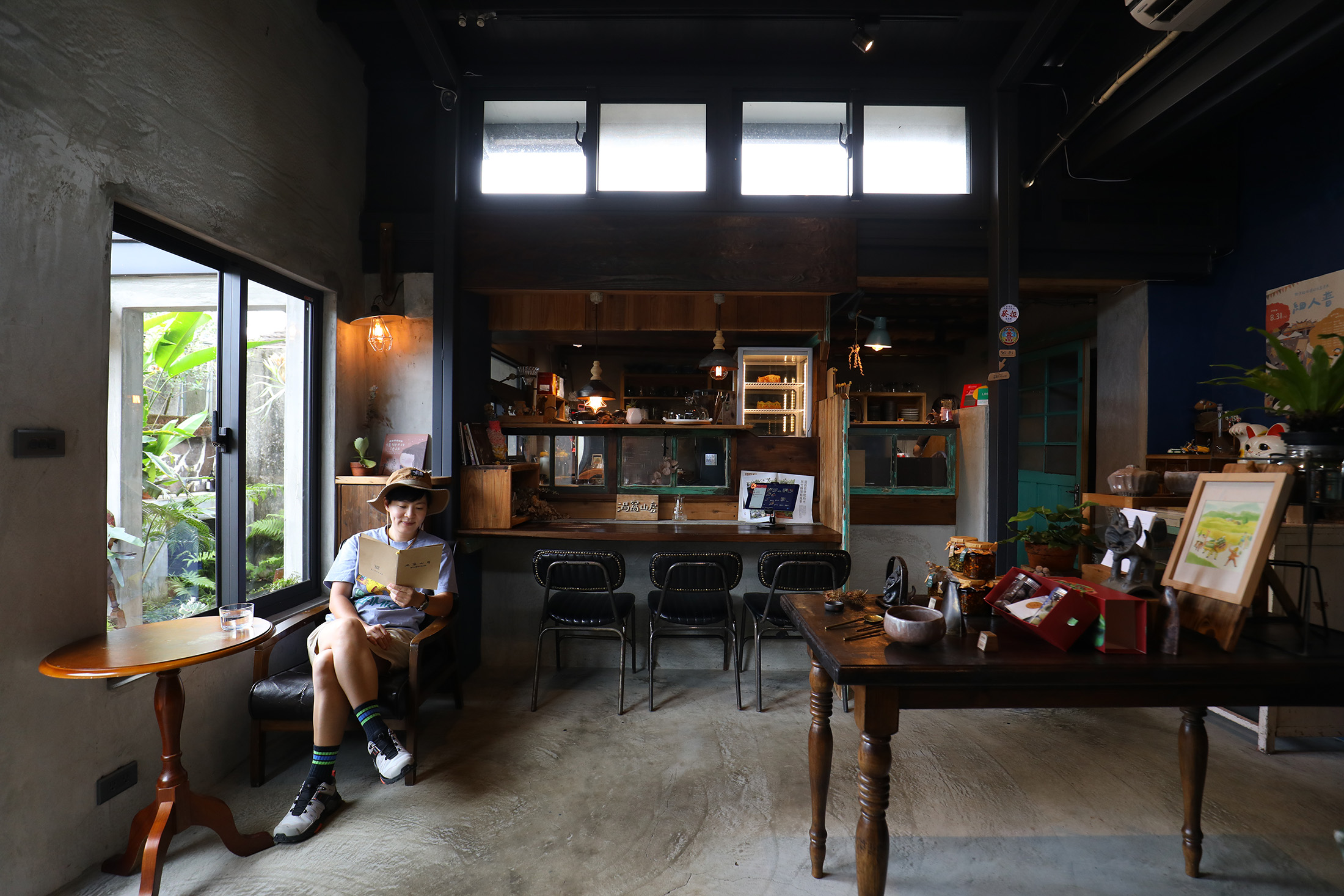 「渦窩山房」是由三合院老宅改造而成的咖啡館，店內擺放許多主人隨緣蒐集而來的老件家具，也有不少木造家具是出自主人阿輝之手。